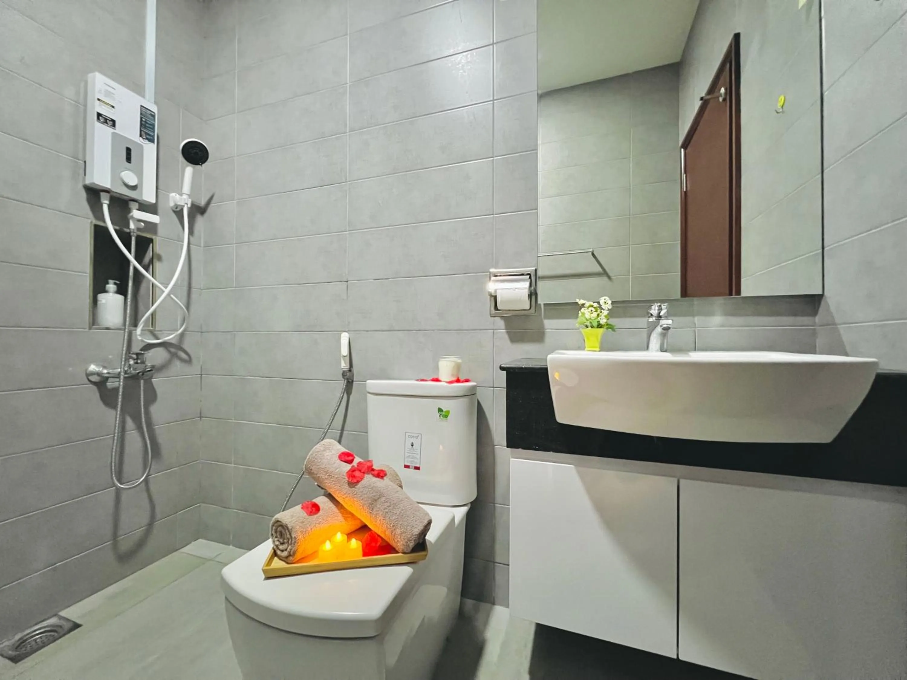 Bathroom in Paragon Suite Homestay by Antlerzone