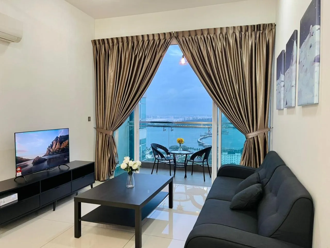 Living room in Paragon Suite Homestay by Antlerzone