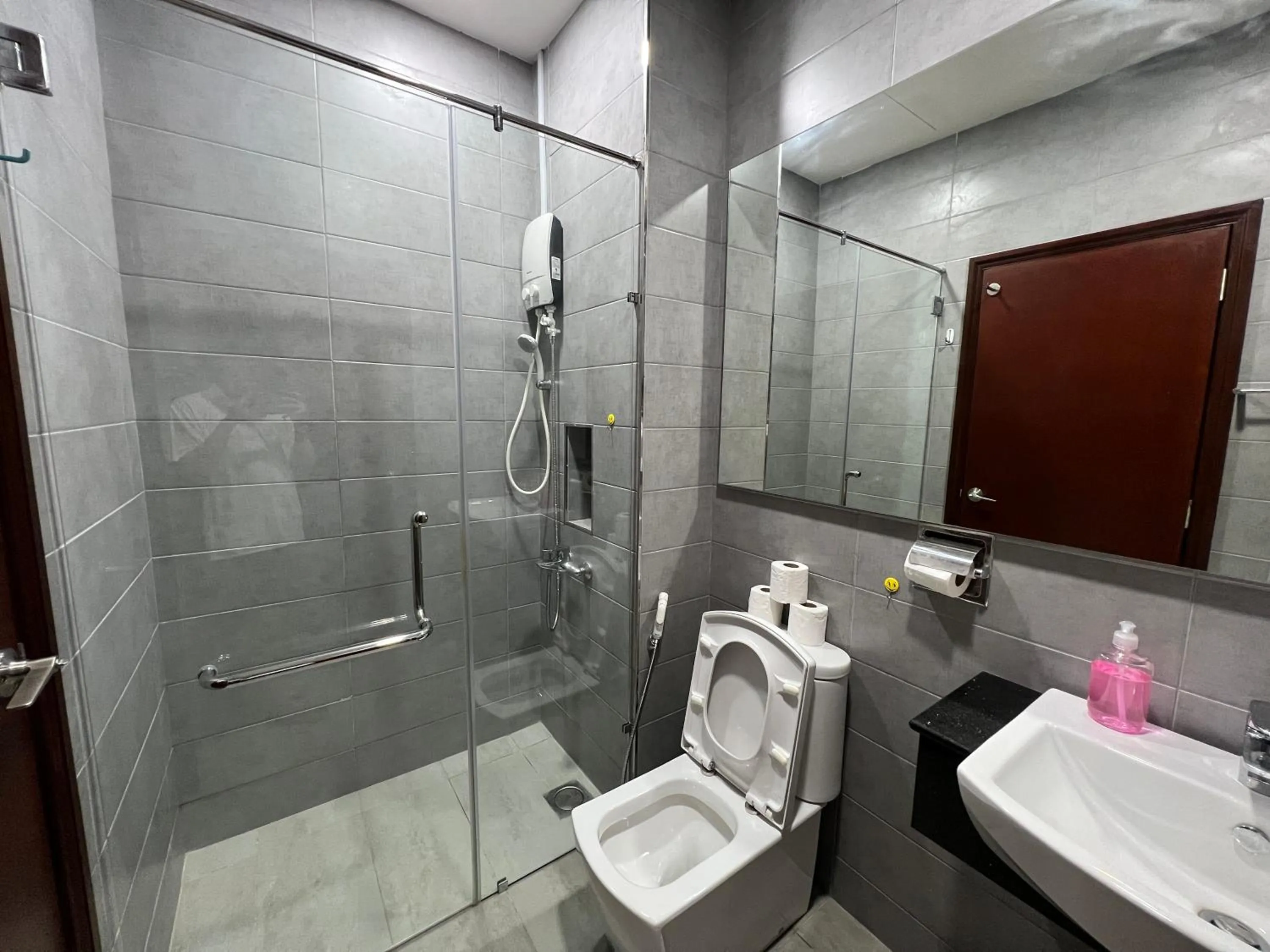 Bathroom in Paragon Suite Homestay by Antlerzone