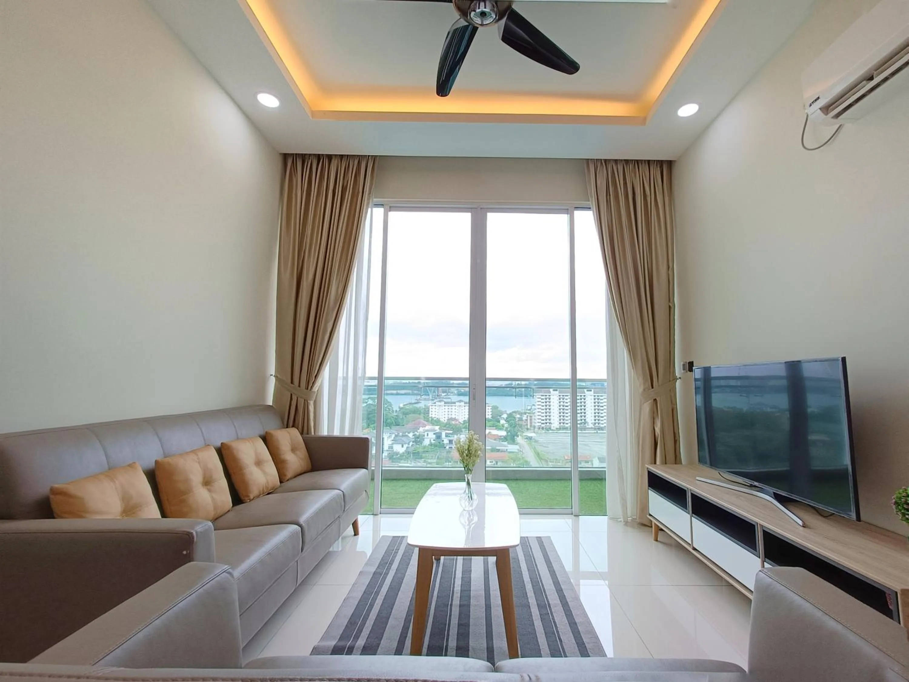 Living room in Paragon Suite Homestay by Antlerzone