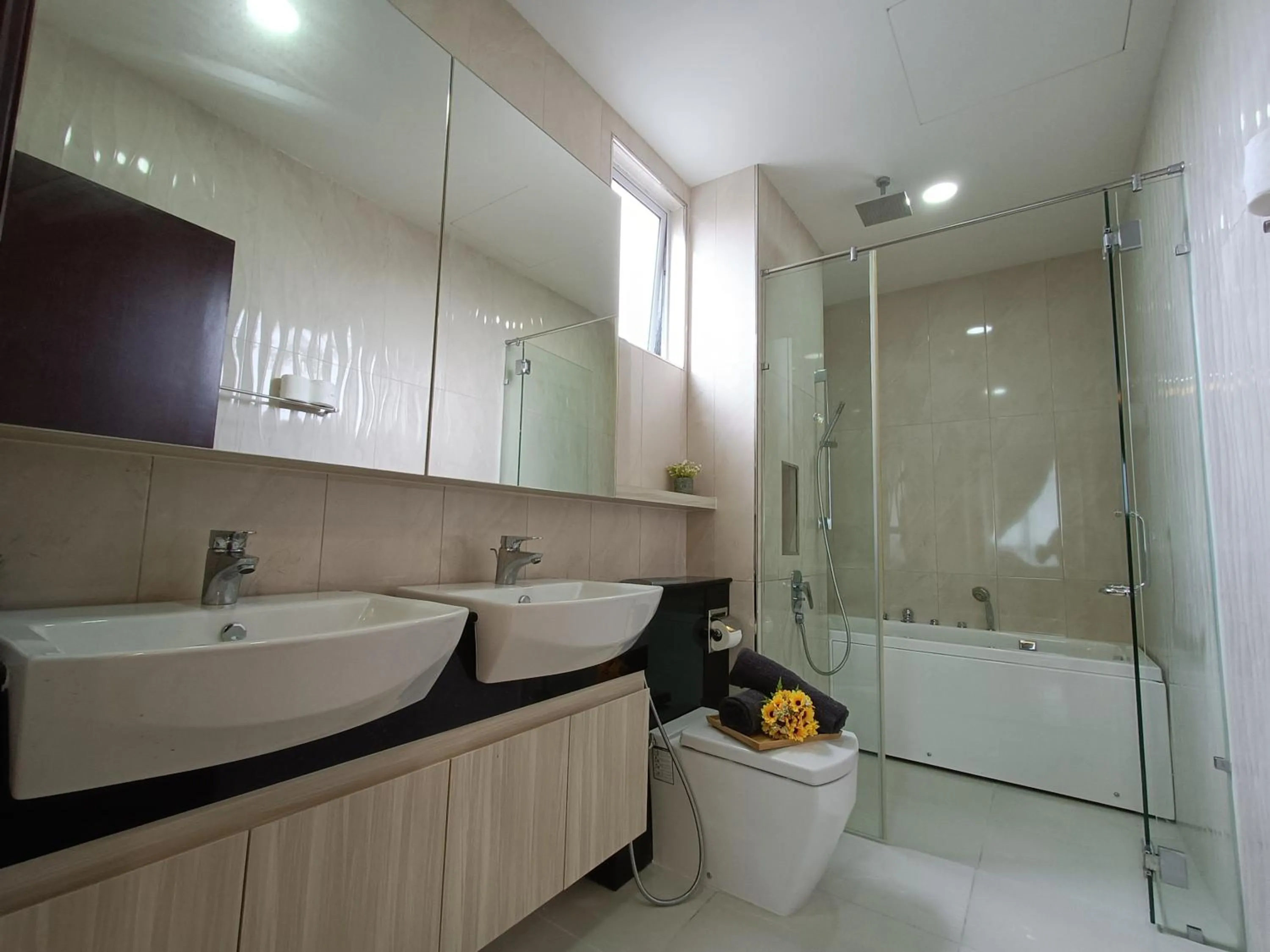 Bathroom in Paragon Suite Homestay by Antlerzone