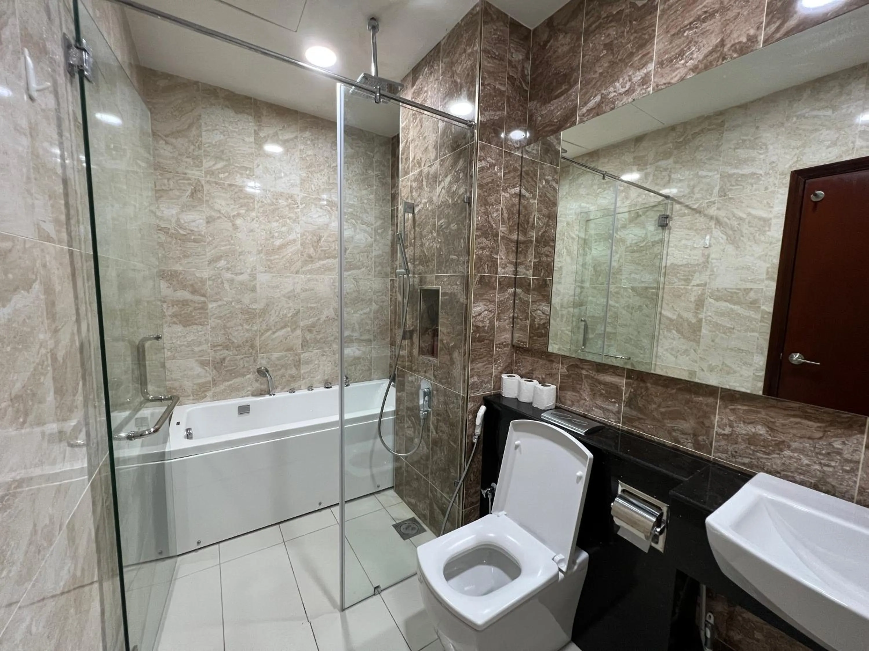 Bathroom in Paragon Suite Homestay by Antlerzone