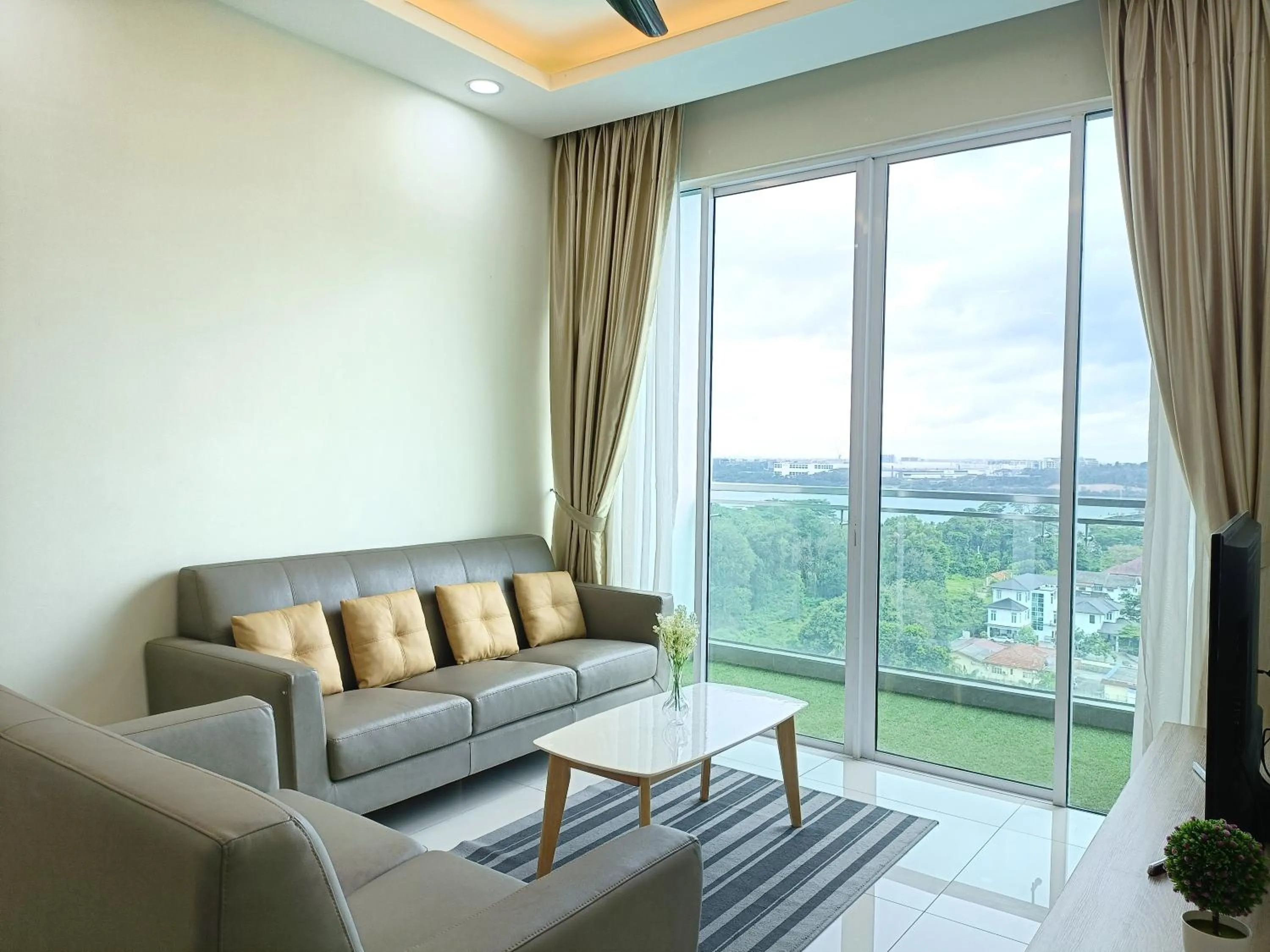Living room in Paragon Suite Homestay by Antlerzone