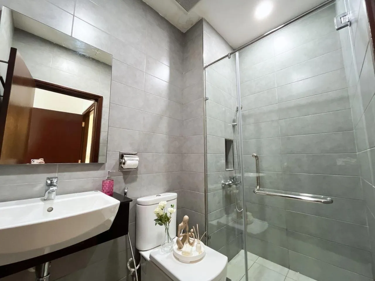 Bathroom in Paragon Suite Homestay by Antlerzone