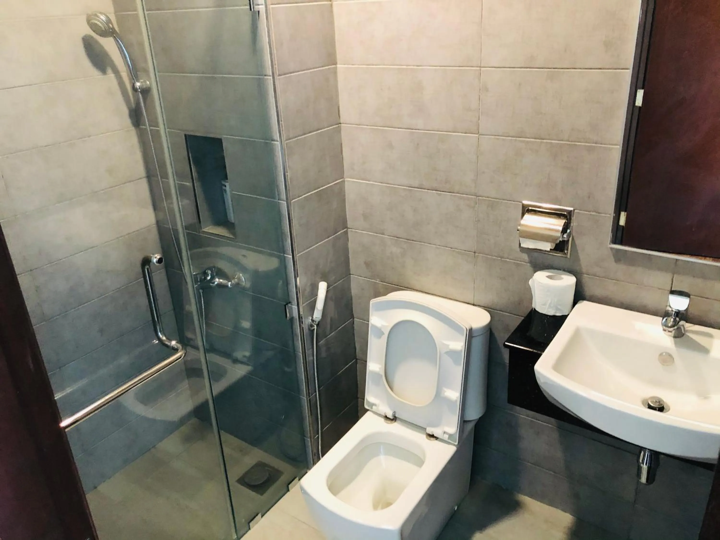 Bathroom in Paragon Suite Homestay by Antlerzone