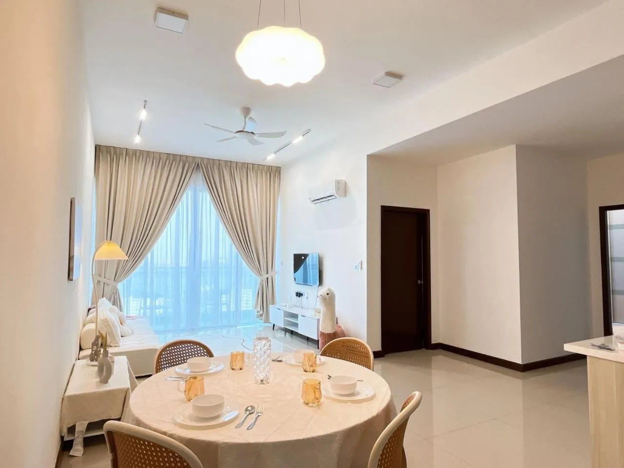 Living room in Paragon Suite Homestay by Antlerzone