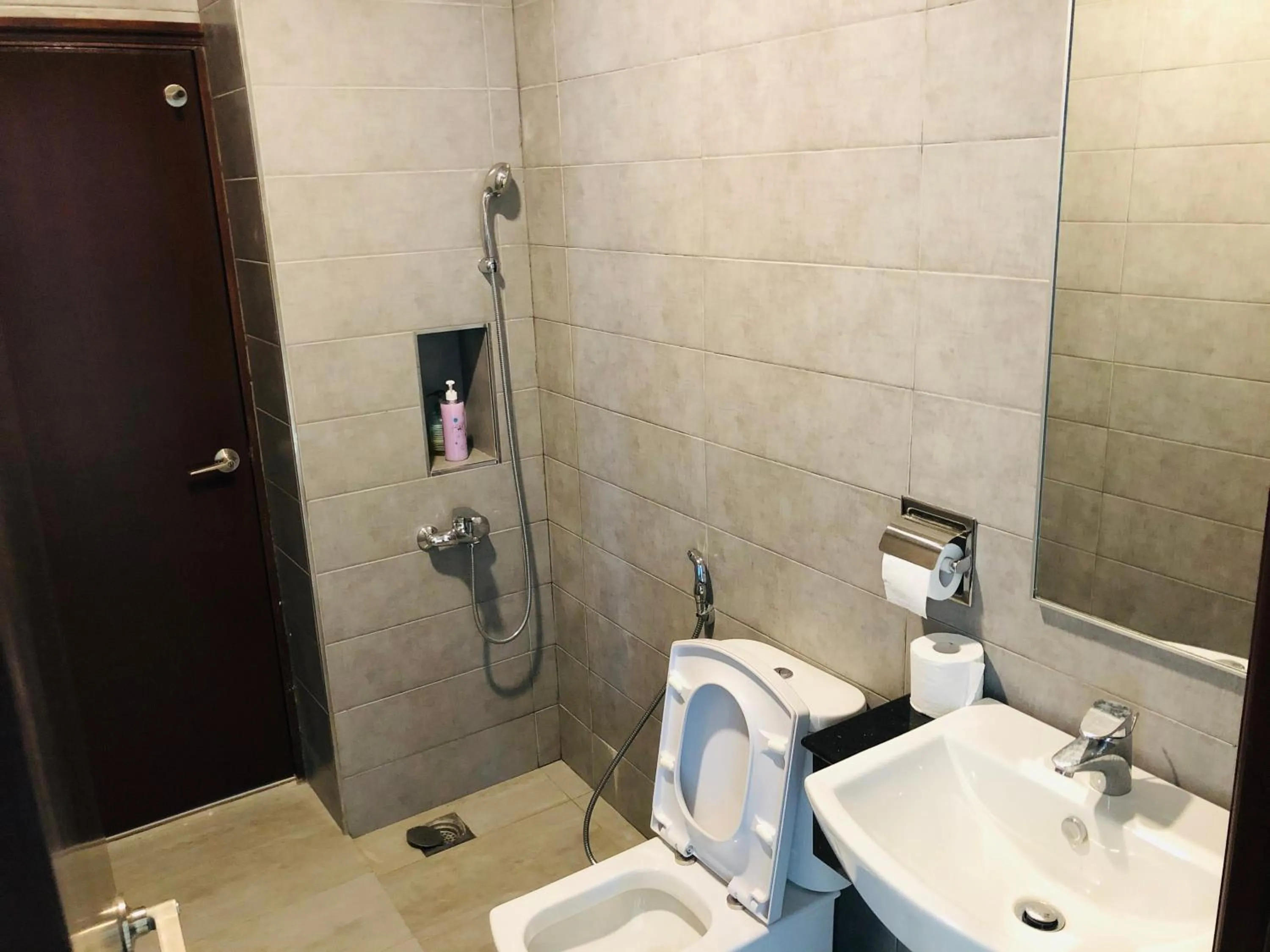 Bathroom in Paragon Suite Homestay by Antlerzone