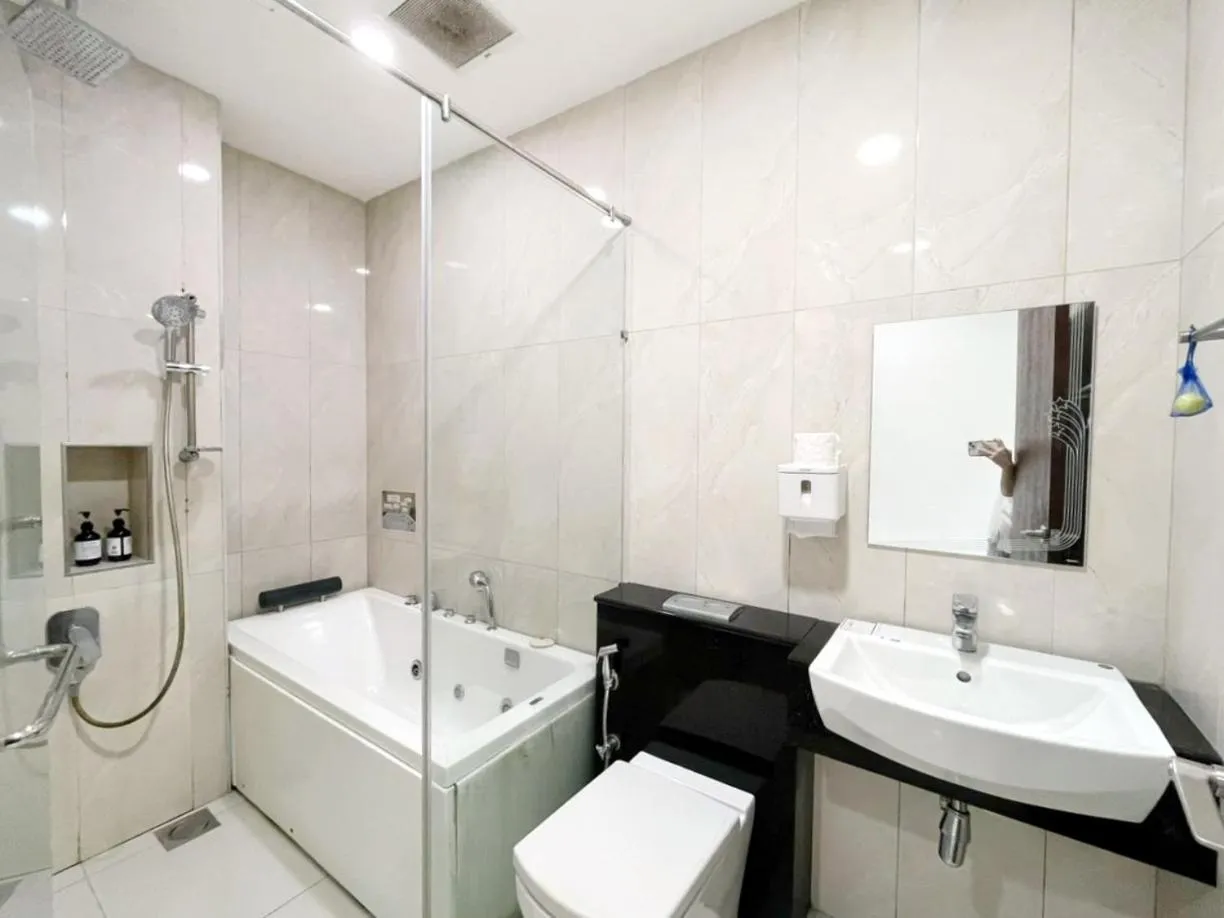 Bathroom in Paragon Suite Homestay by Antlerzone