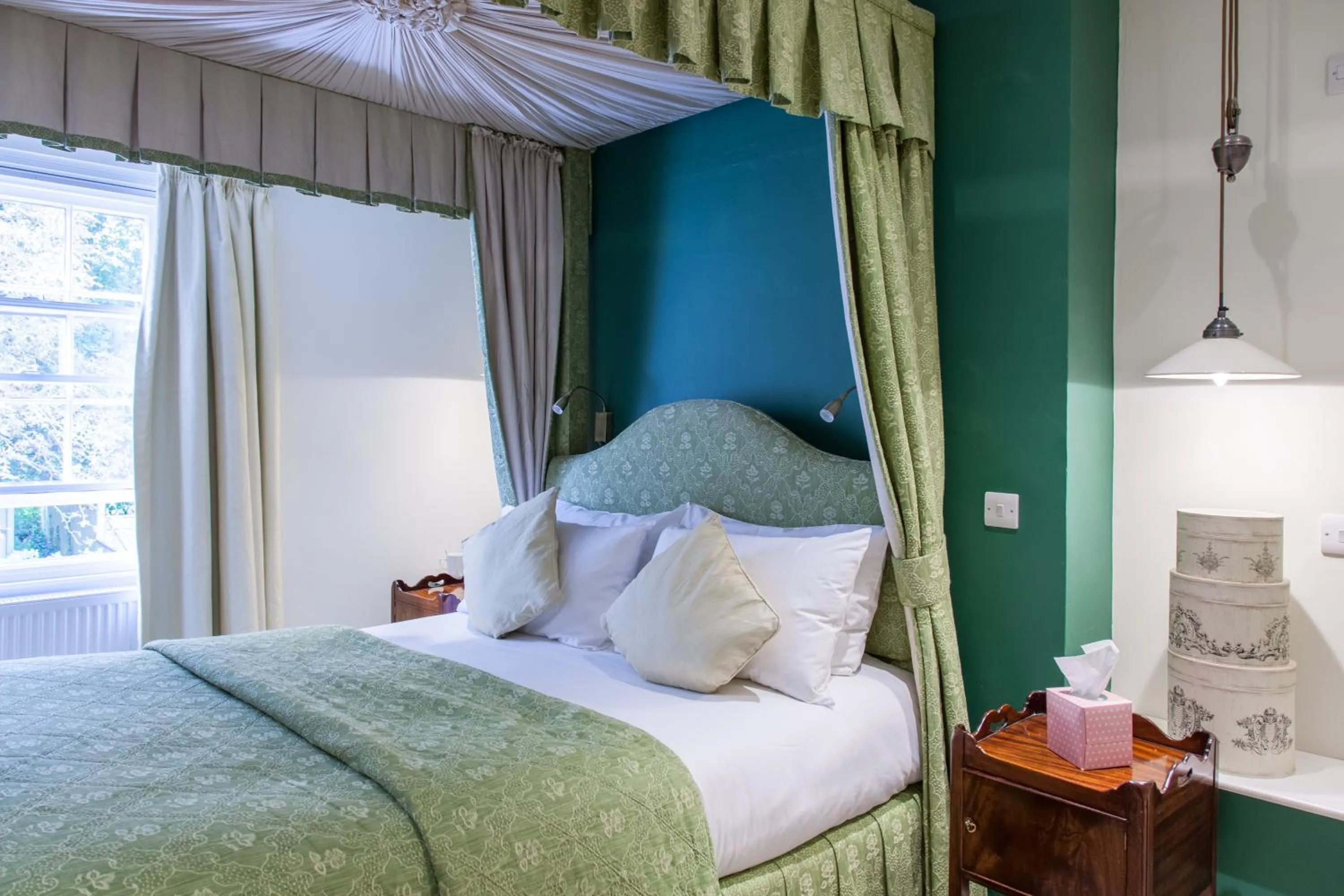 Bed in The Wychwood Inn