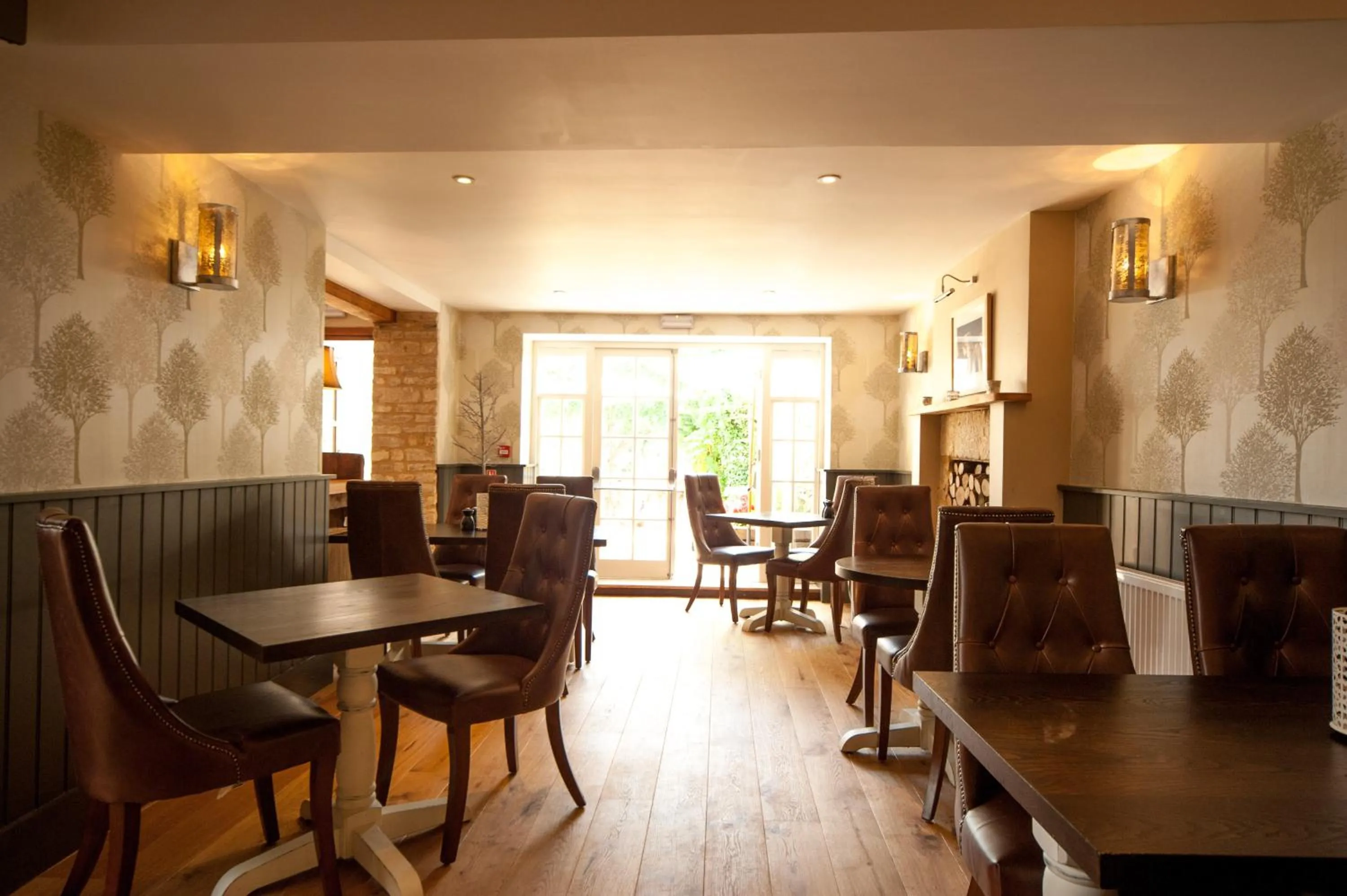Lounge or bar in The Wychwood Inn