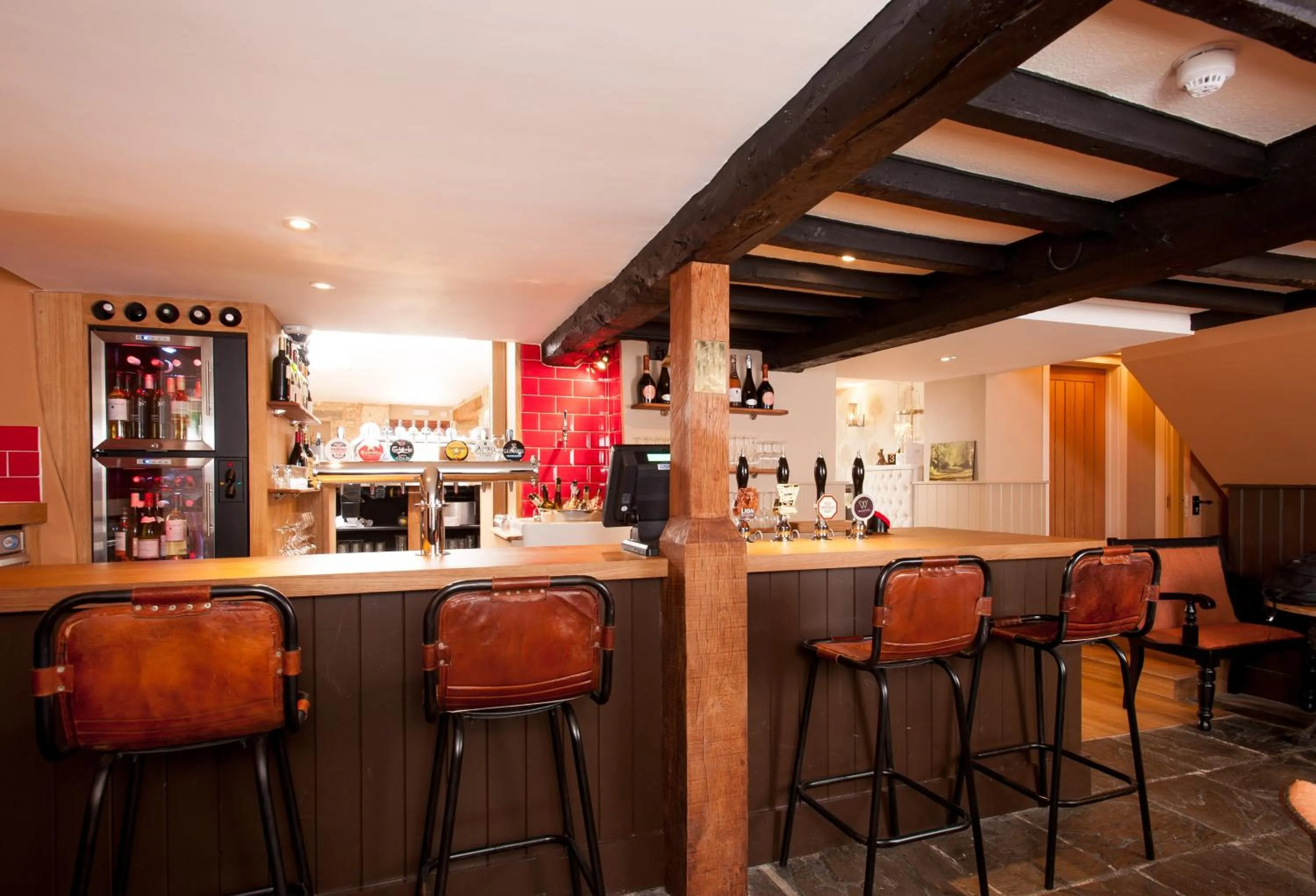 Lounge or bar in The Wychwood Inn