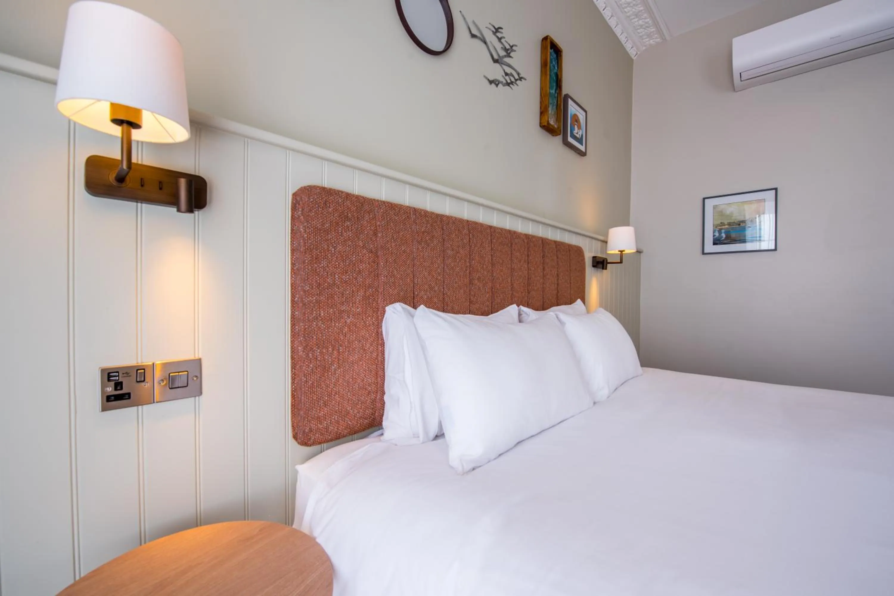 Bedroom, Bed in Imperial Hotel Tenby