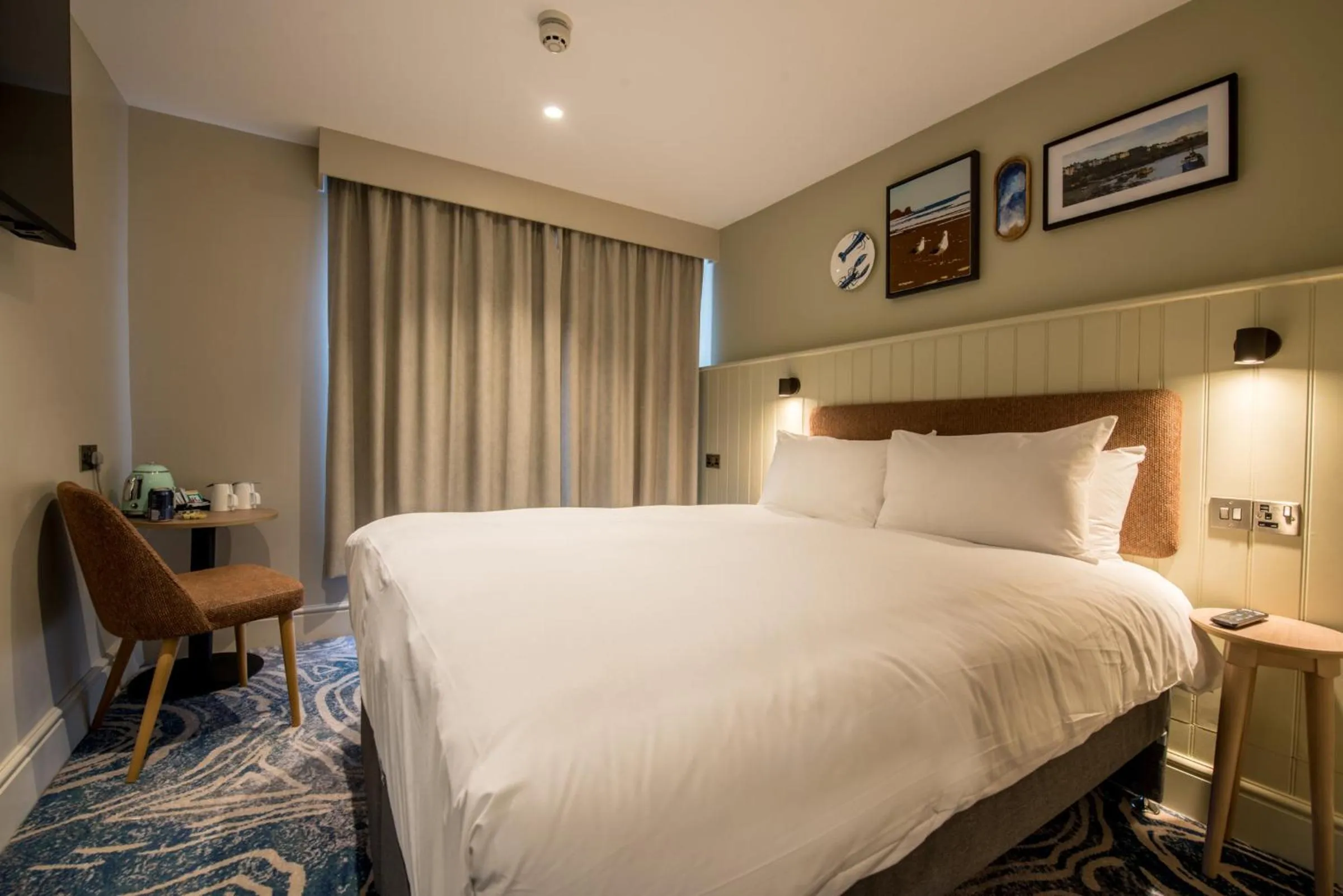 Bedroom, Bed in Imperial Hotel Tenby