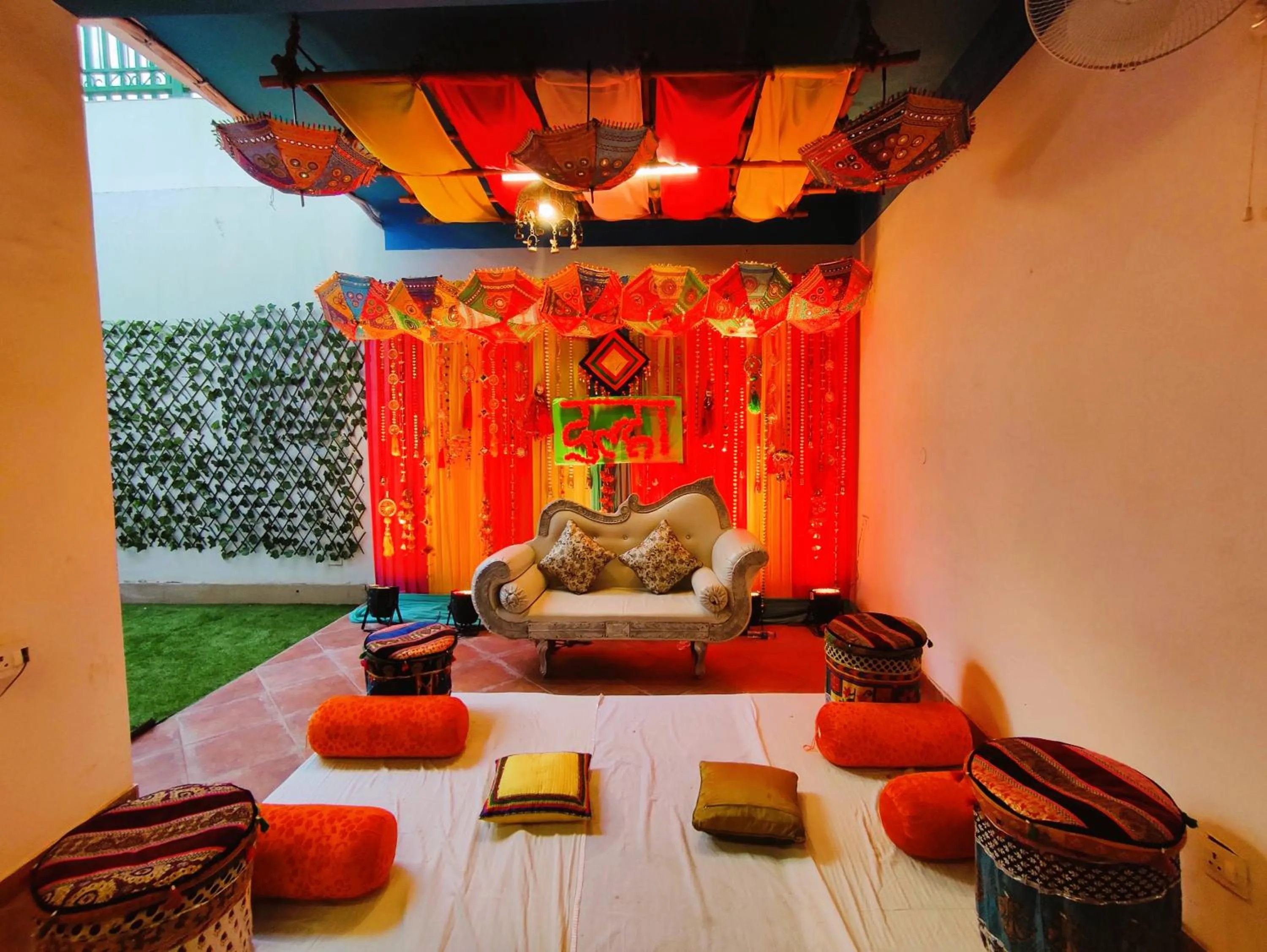 Restaurant/places to eat, Bed in The Angel Hotel & Suites near Medanta