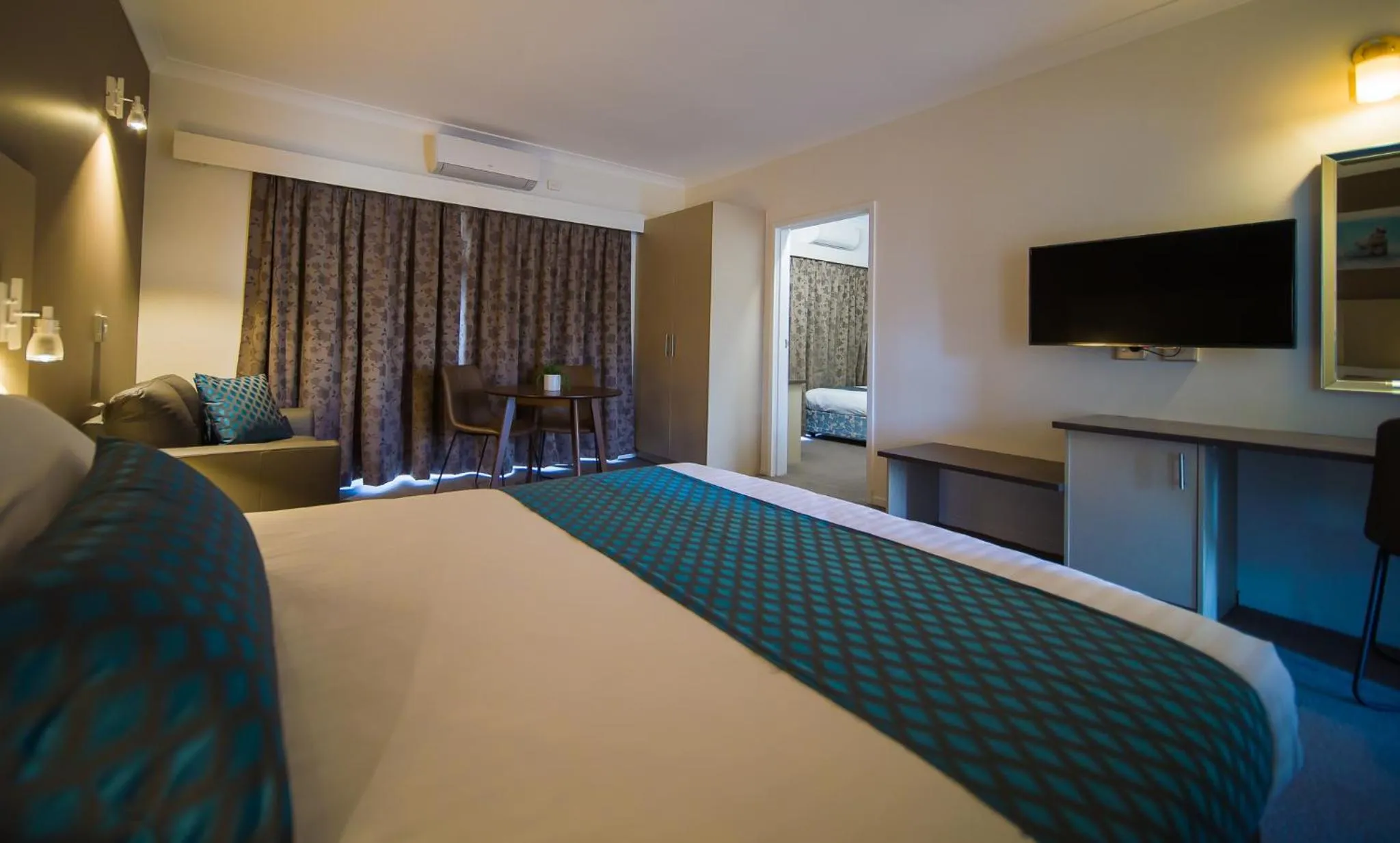 Bedroom, Bed in Hamilton's Queanbeyan Motel