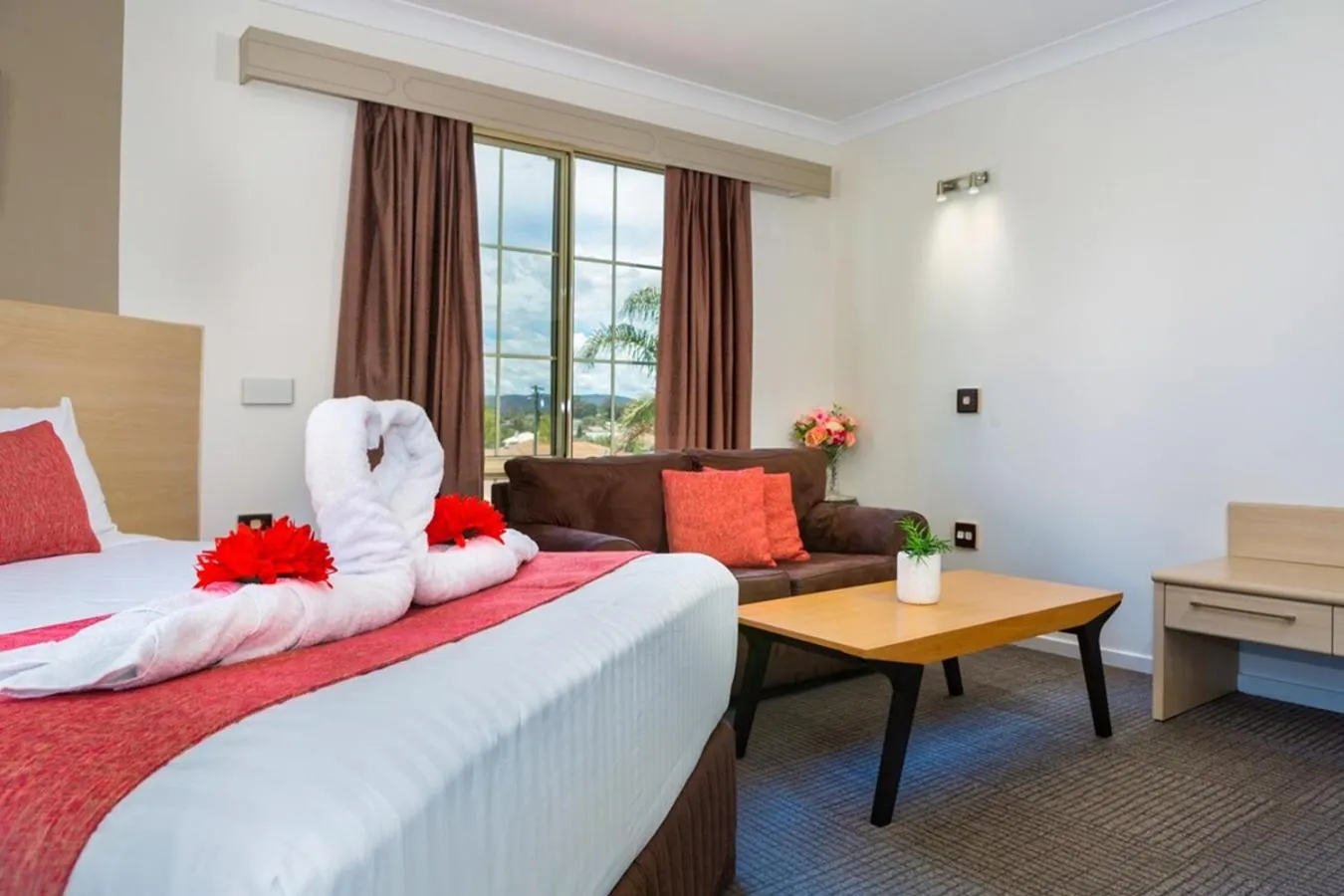 Bedroom, Bed in Hamilton's Queanbeyan Motel