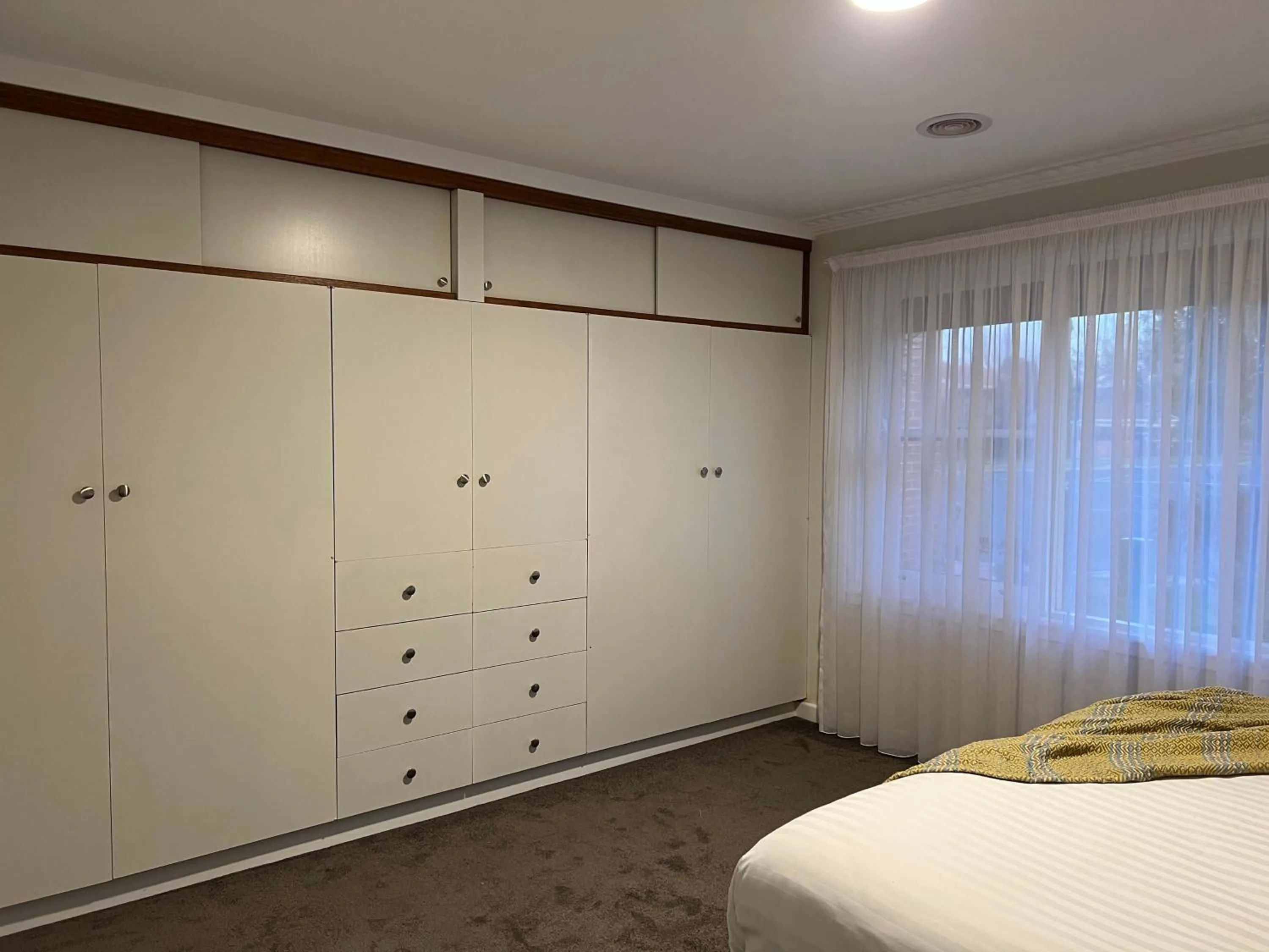 wardrobe, Bed in Hamilton's Queanbeyan Motel