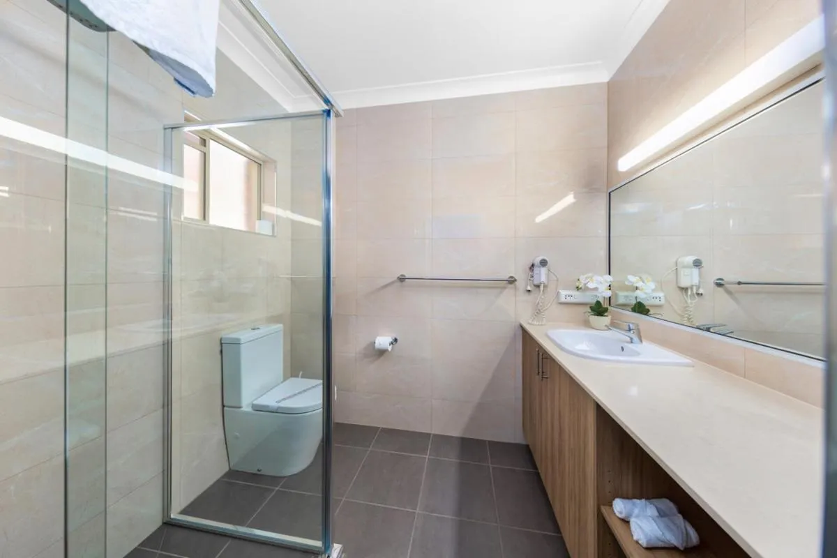 Toilet in Hamilton's Queanbeyan Motel