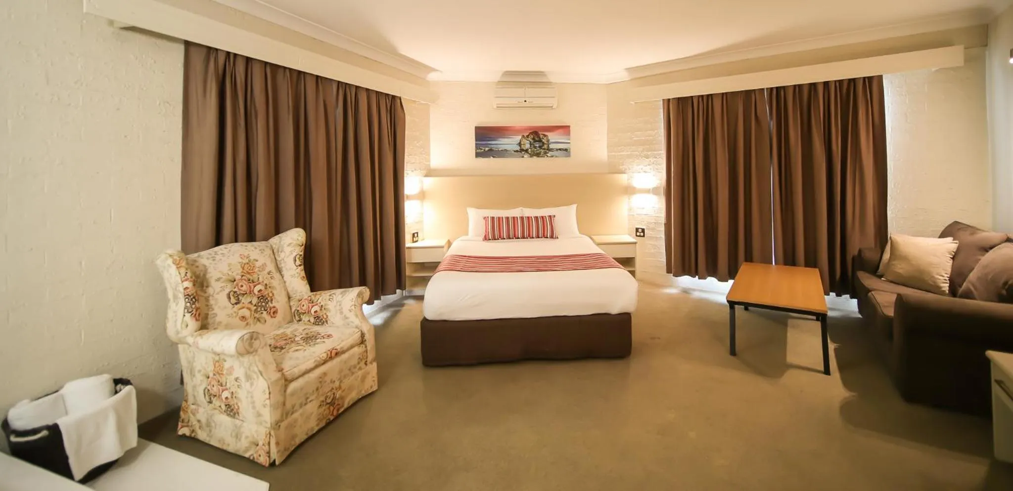 Bedroom, Bed in Hamilton's Queanbeyan Motel