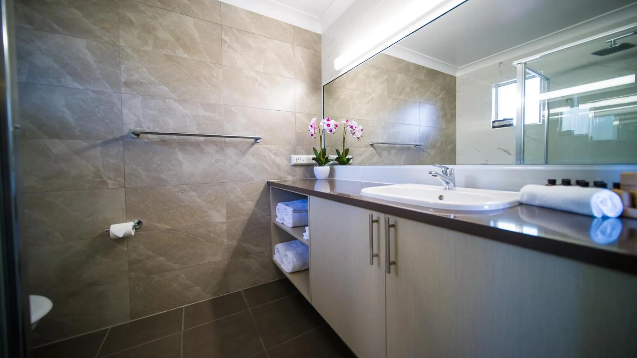 Bathroom in Hamilton's Queanbeyan Motel