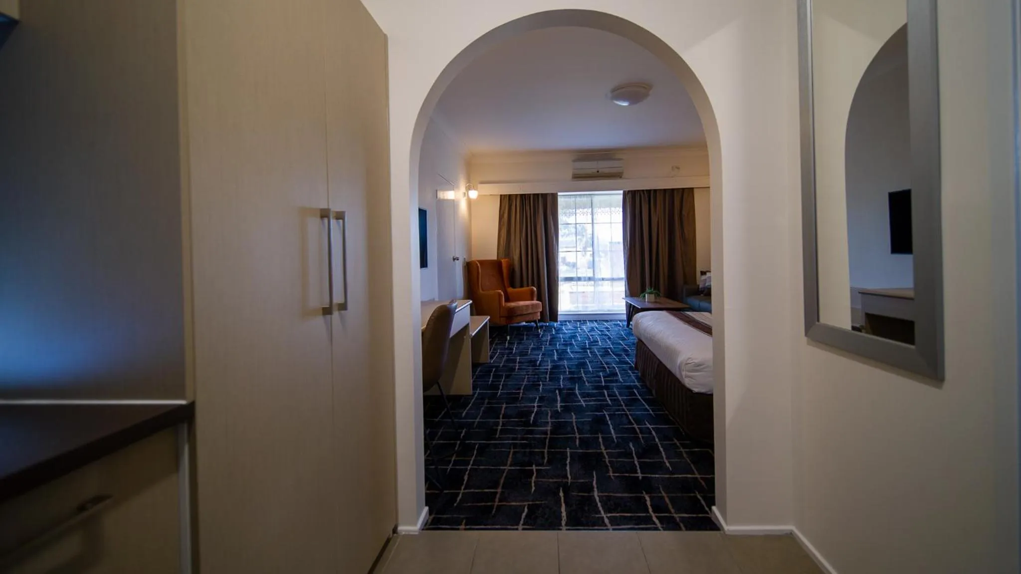 Kitchen or kitchenette, Bed in Hamilton's Queanbeyan Motel