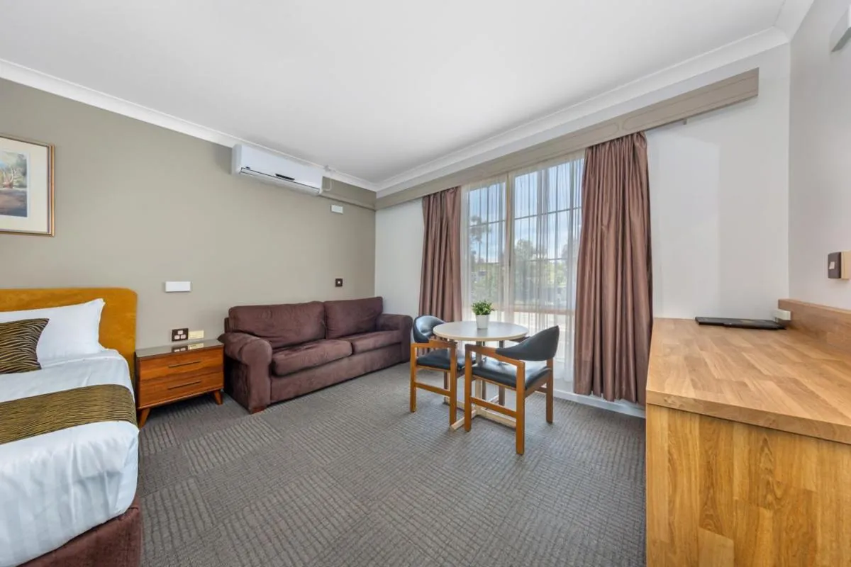 Dining area, Bed in Hamilton's Queanbeyan Motel