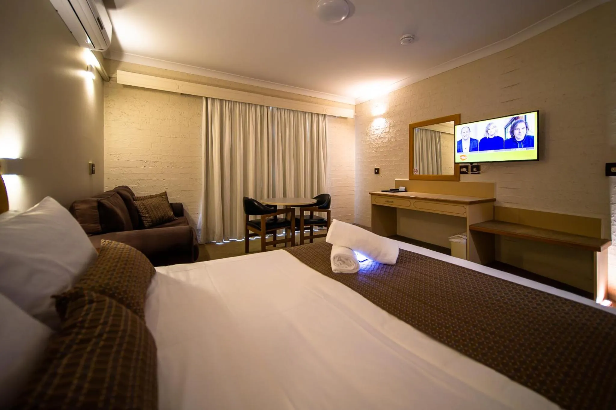 Bedroom, Bed in Hamilton's Queanbeyan Motel