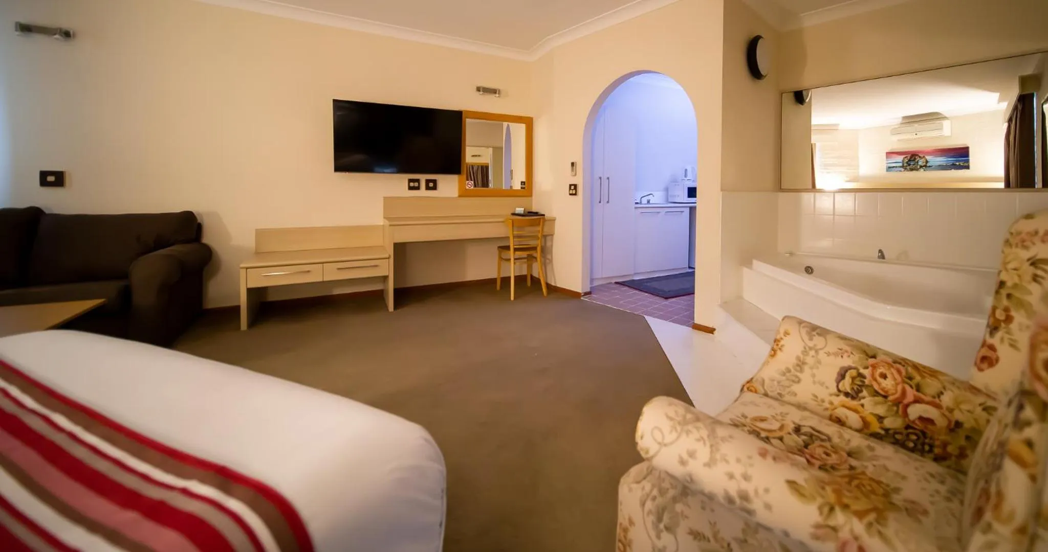 Hot Tub, Bed in Hamilton's Queanbeyan Motel