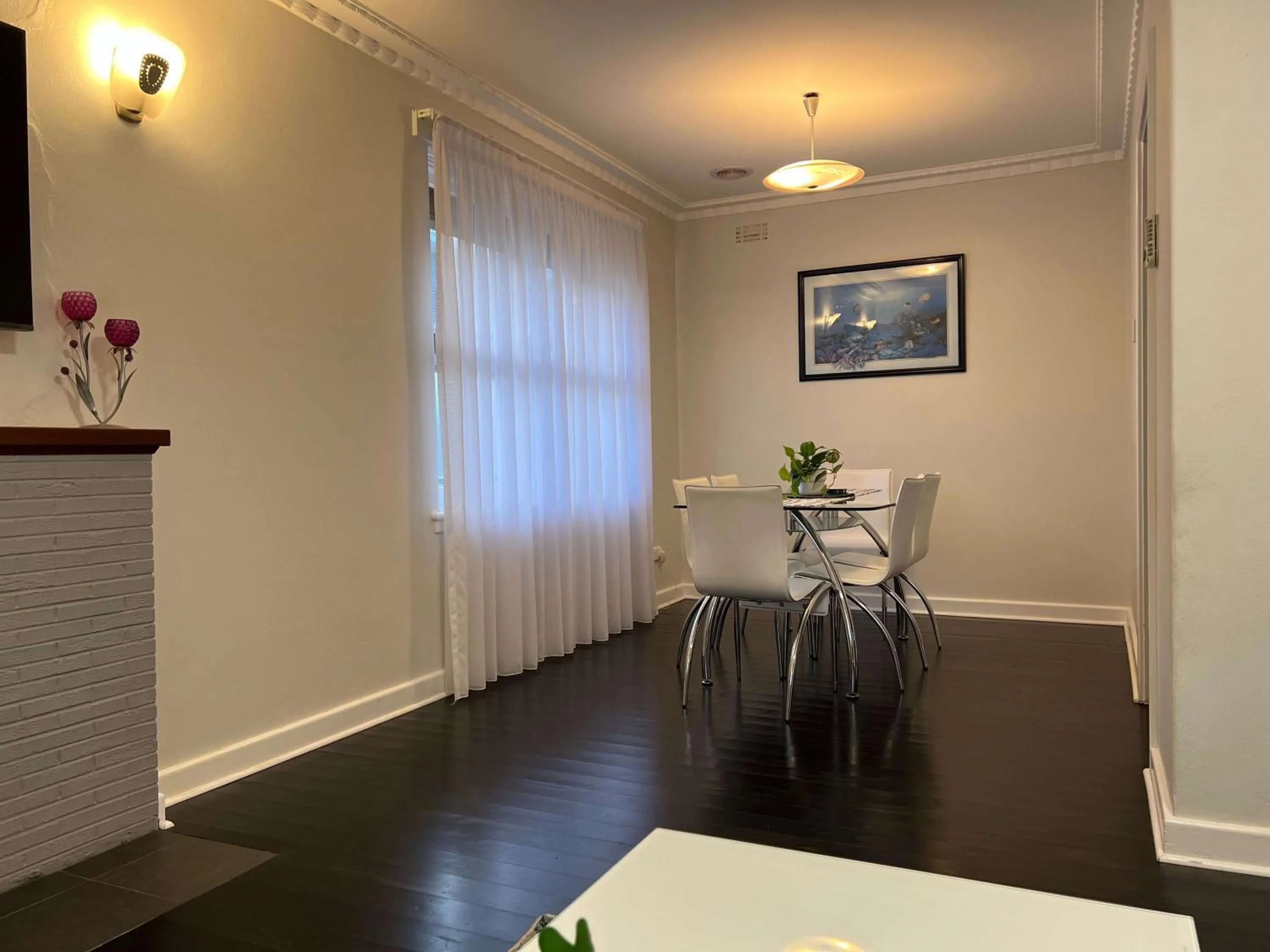 Dining area in Hamilton's Queanbeyan Motel