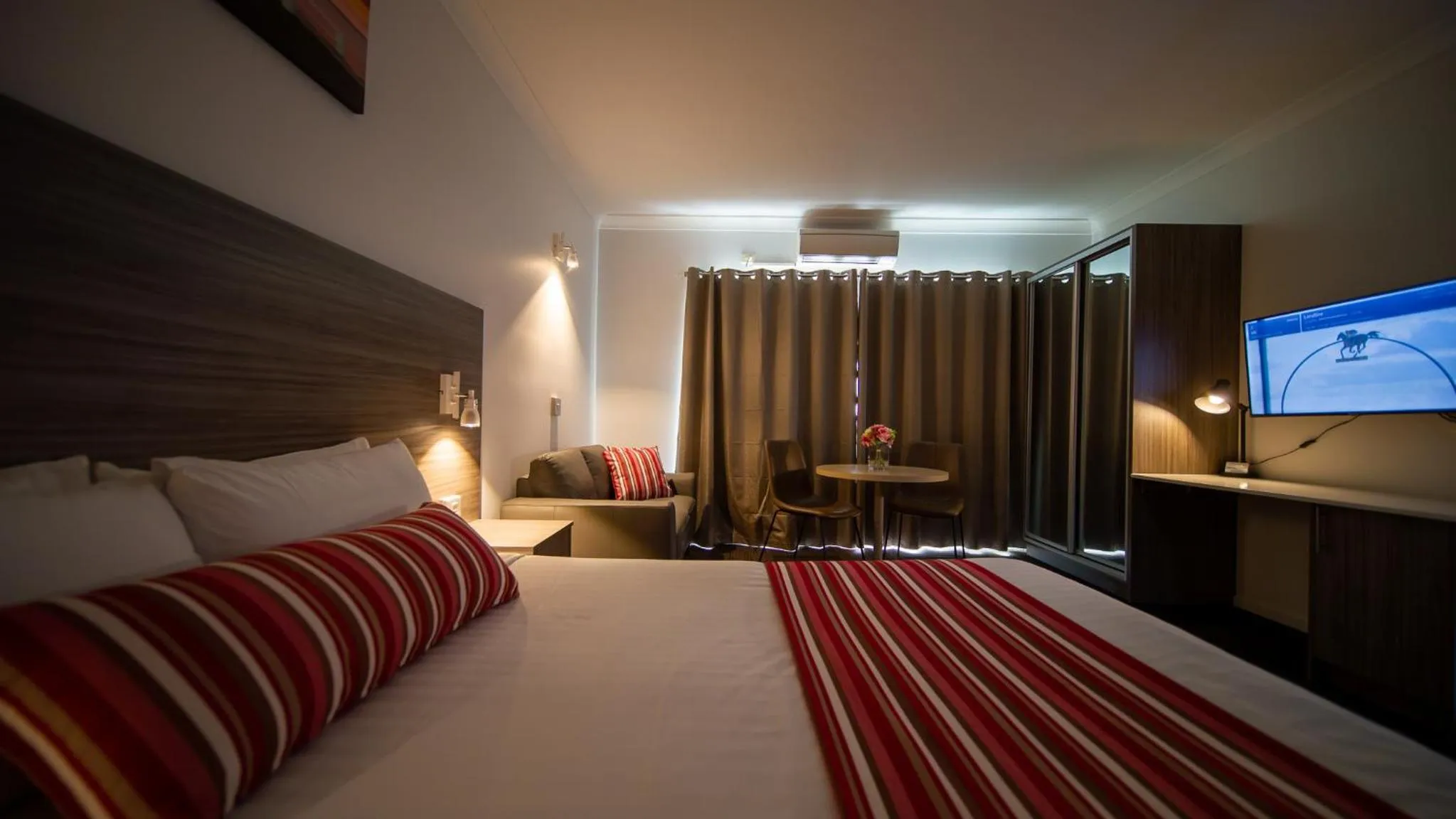 Bedroom, Bed in Hamilton's Queanbeyan Motel