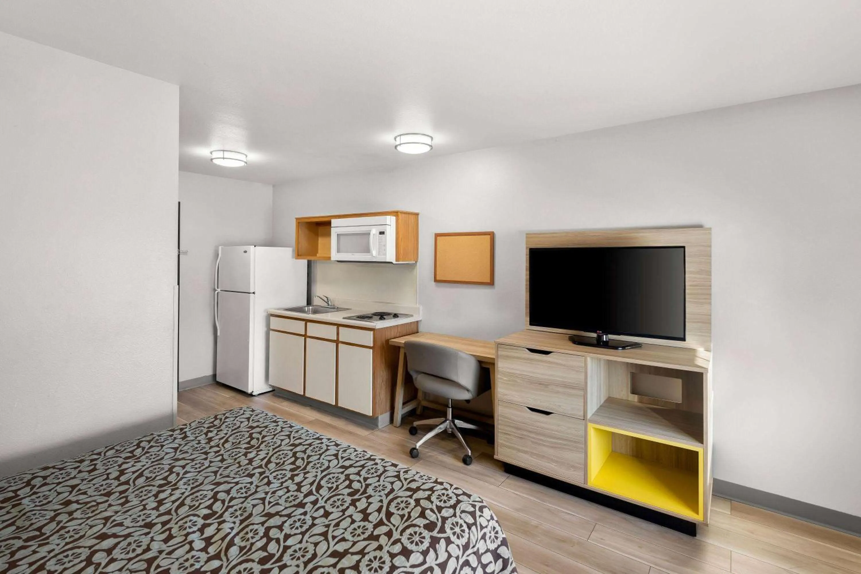 Bed in Days Inn & Suites by Wyndham Rochester South