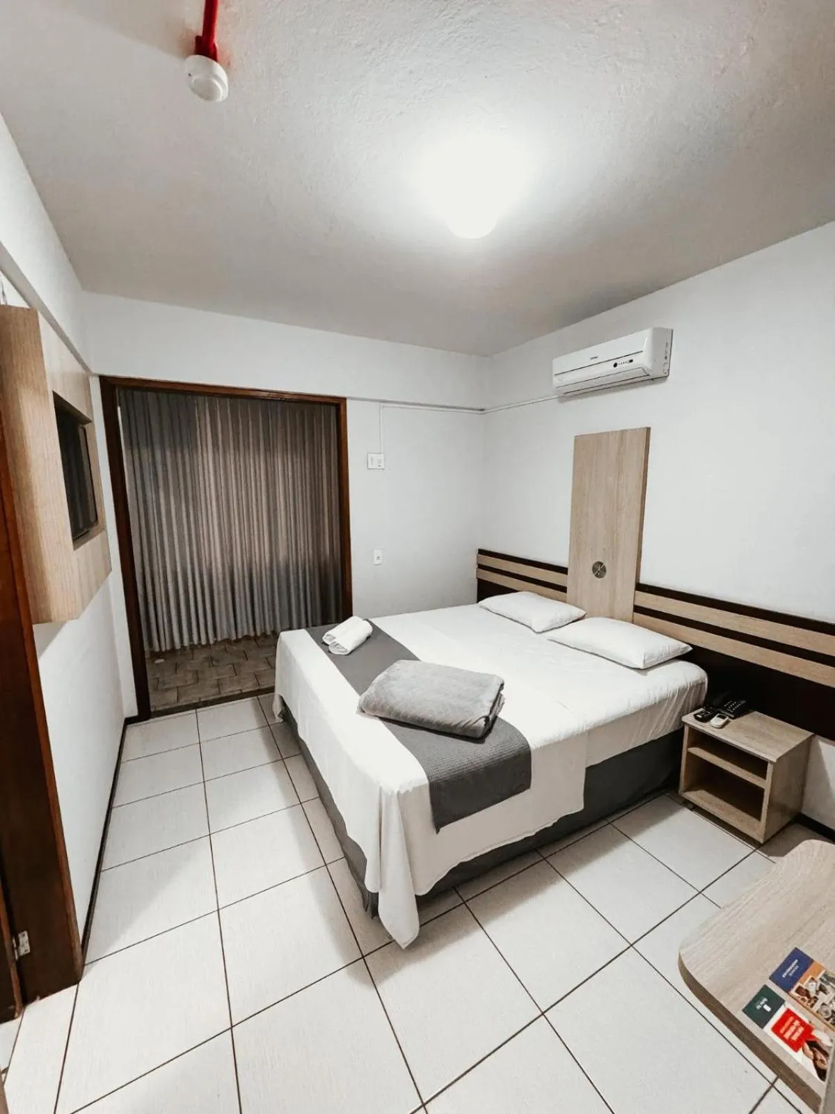 Photo of the whole room, Bed in Harbor Inn Jaraguá