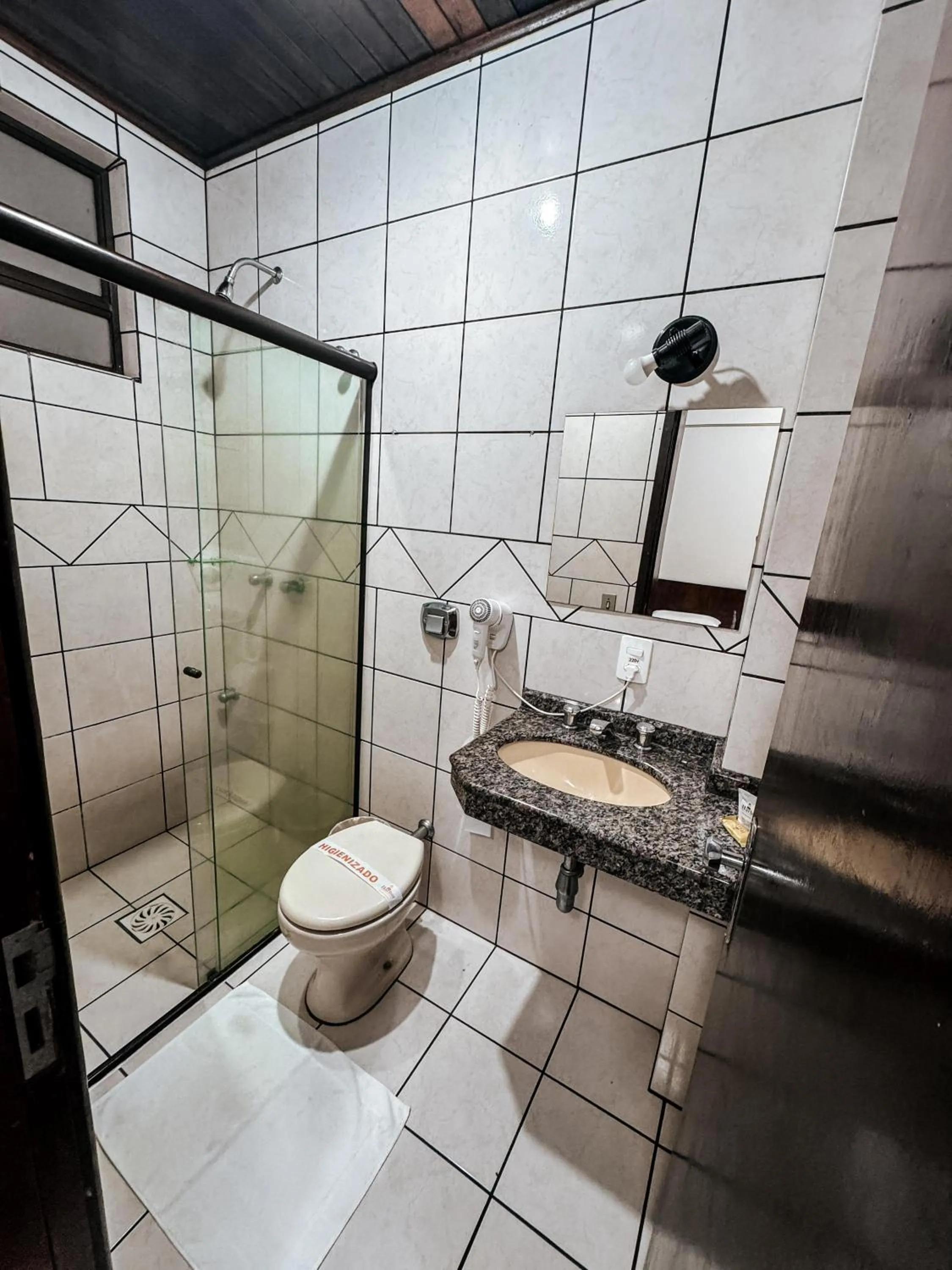 Bathroom in Harbor Inn Jaraguá