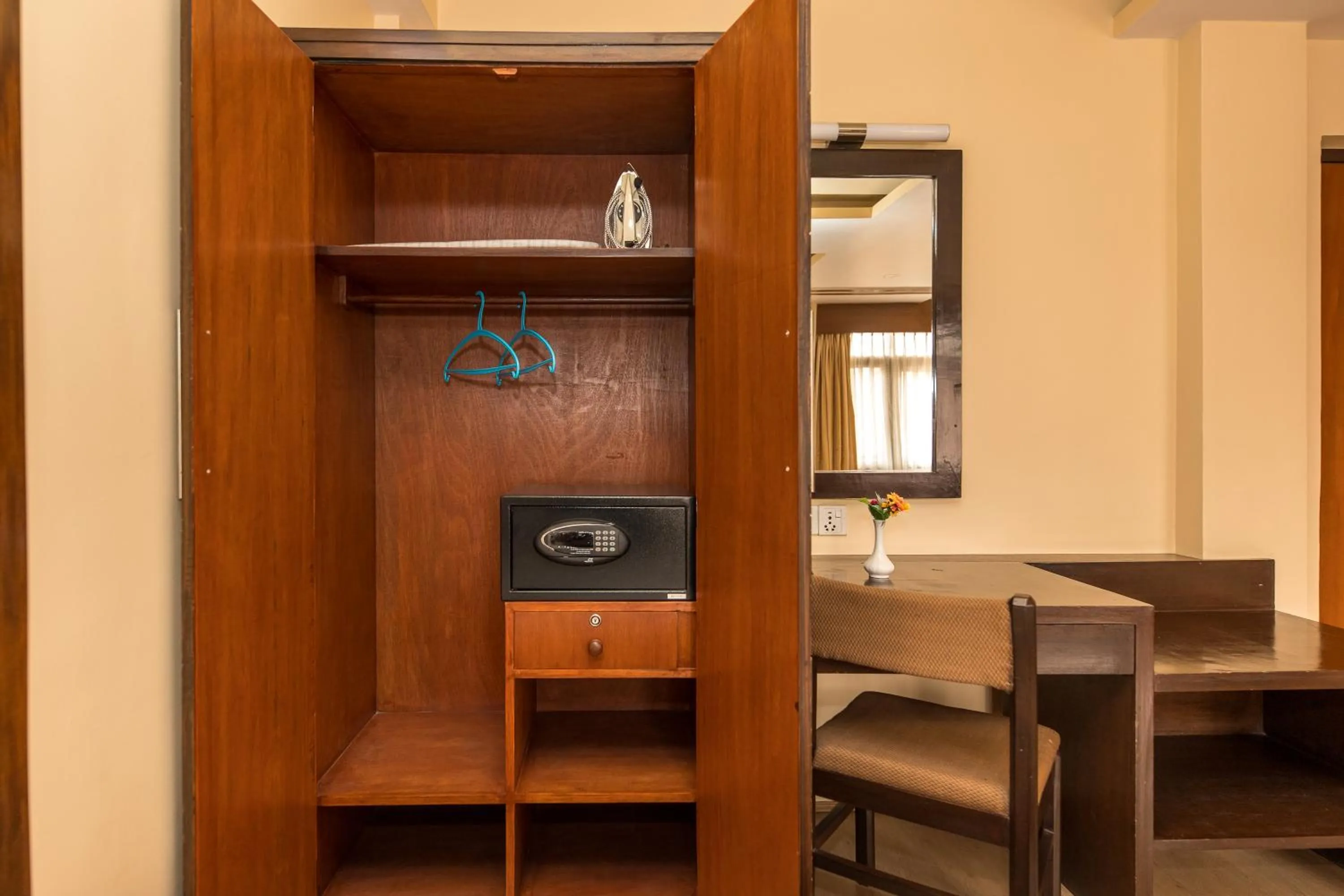 microwave in Hotel Thamel