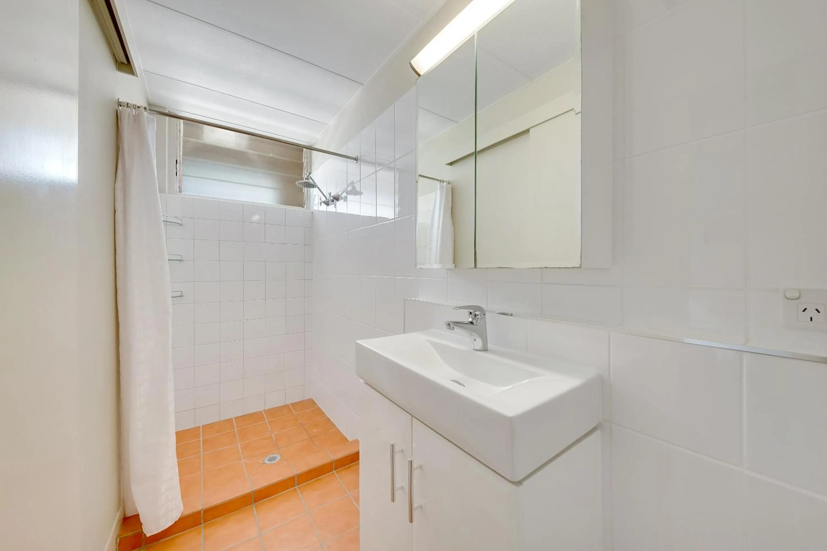 Bathroom in Camelot Motel Australia