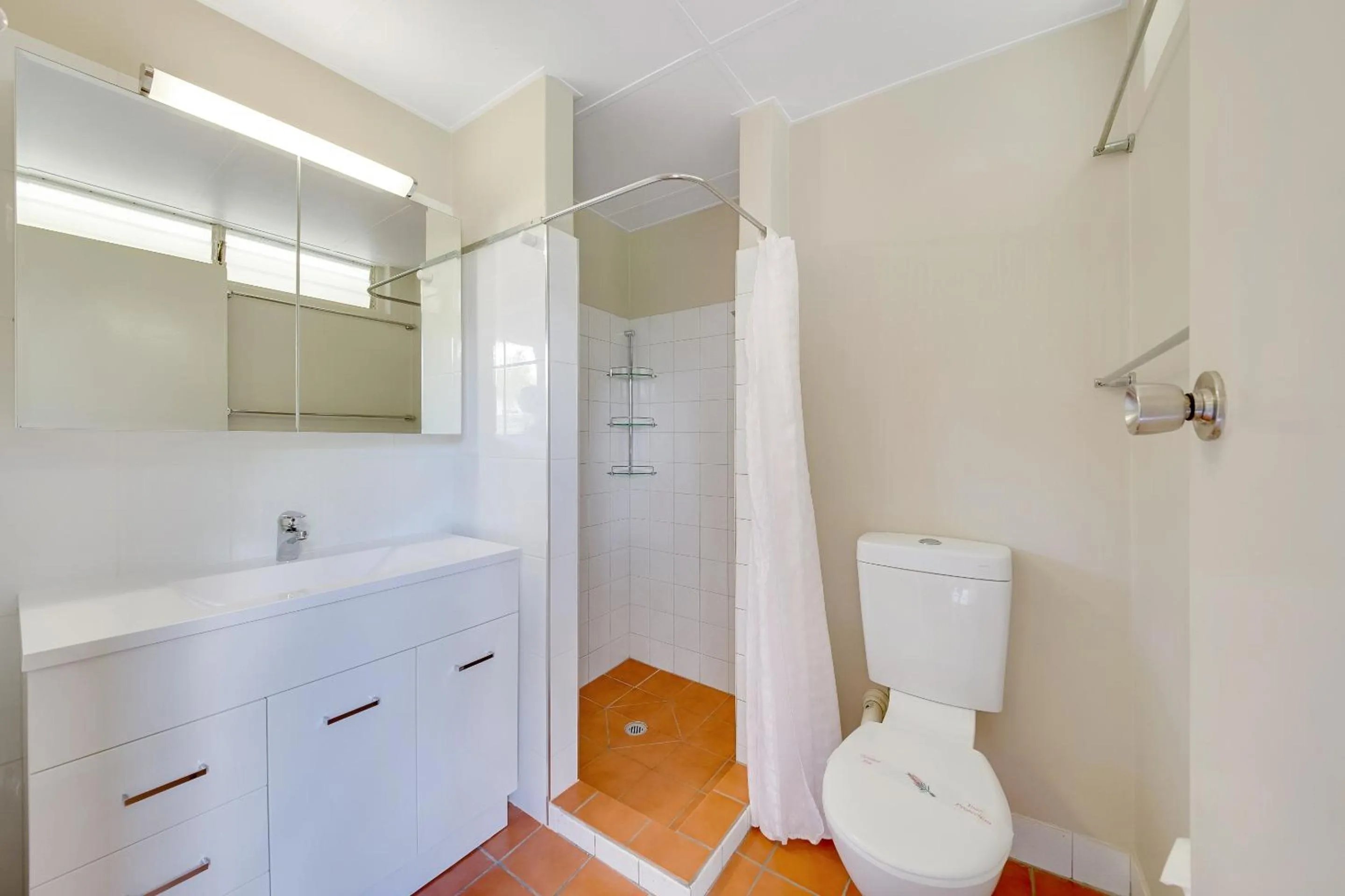 Bathroom in Camelot Motel Australia