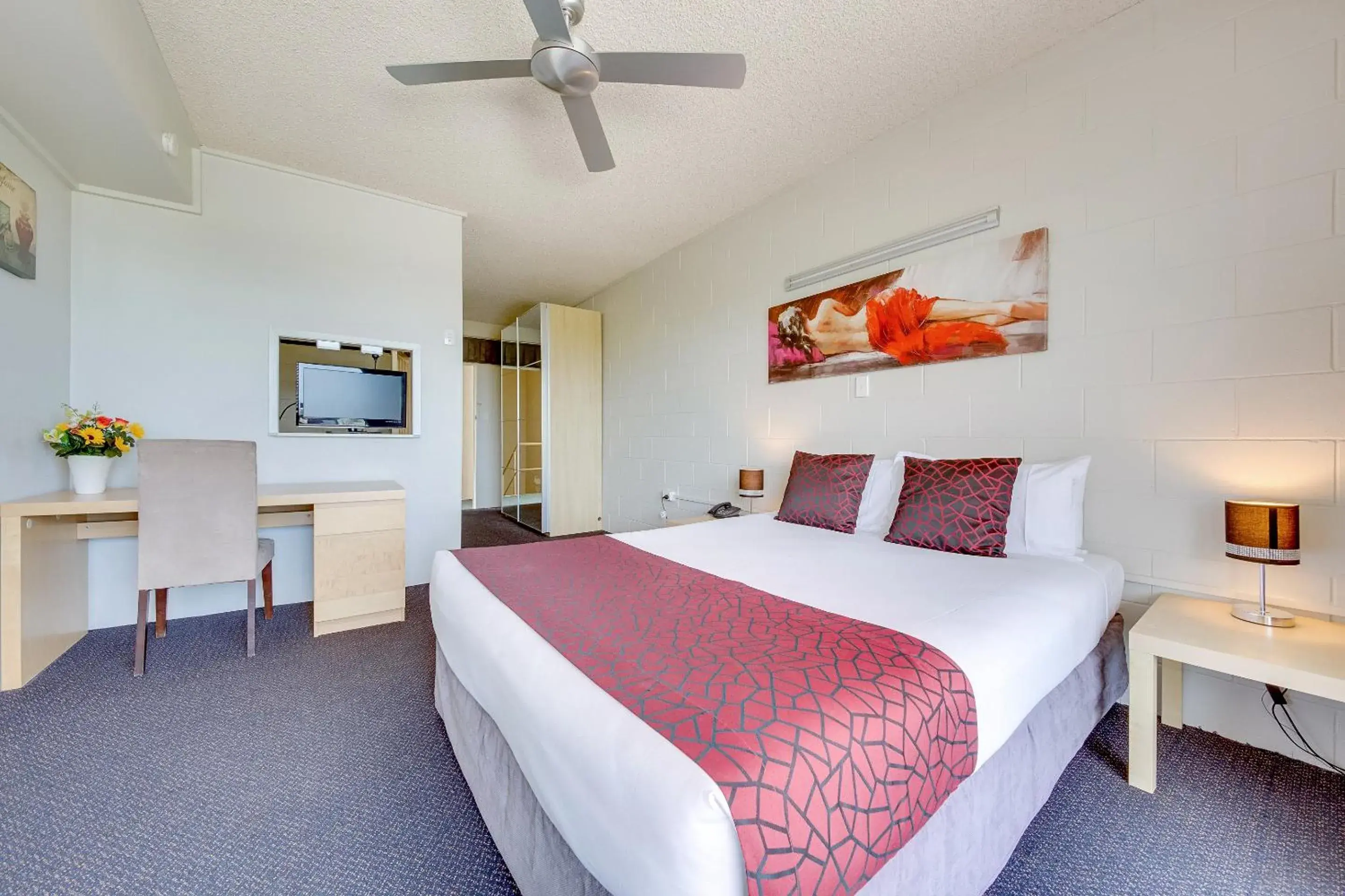 Queen Room with Spa Bath in Camelot Motel Australia Queen Room with Spa Bath in Camelot Motel Australia