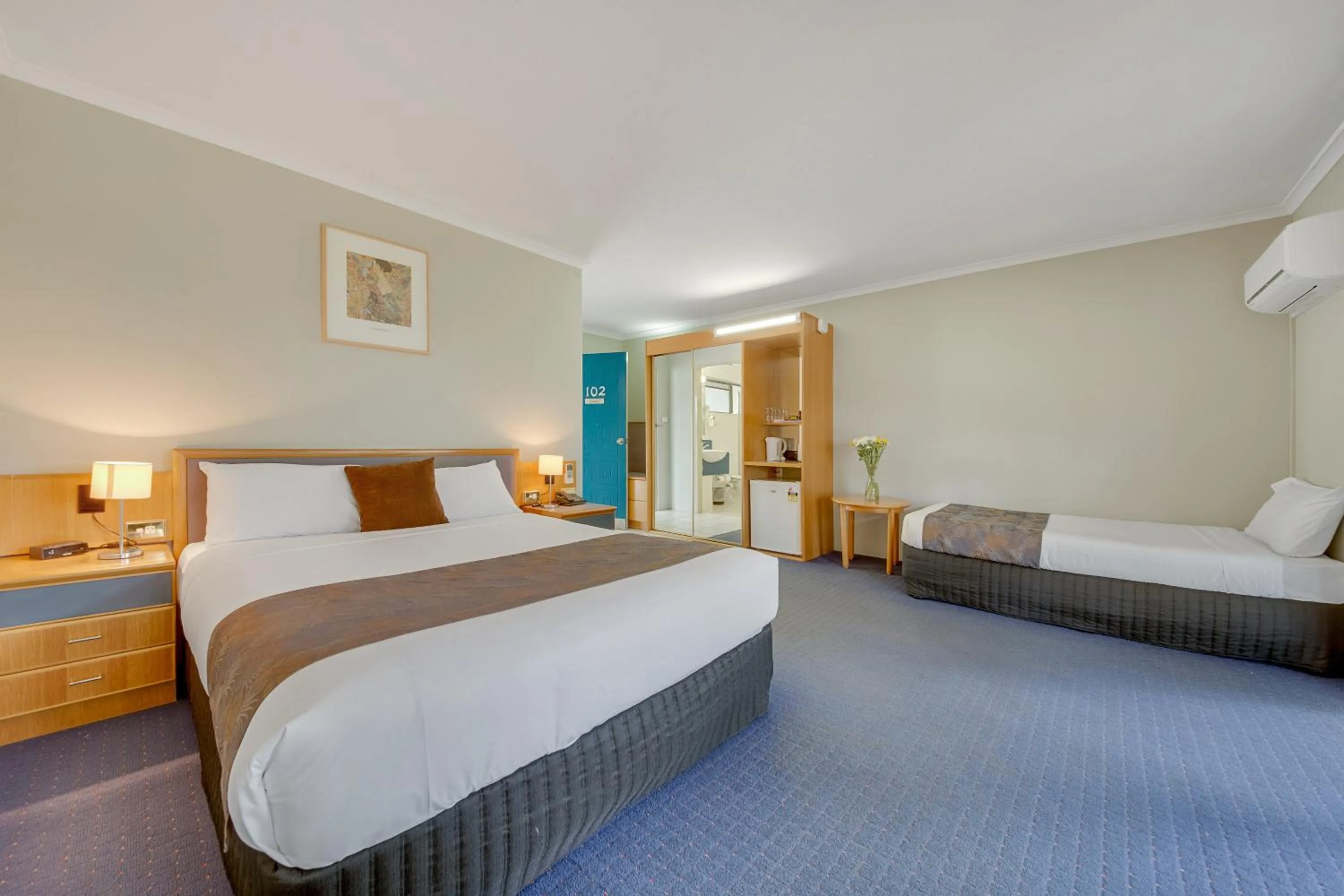 Bed in Gladstone Palms Motor Inn