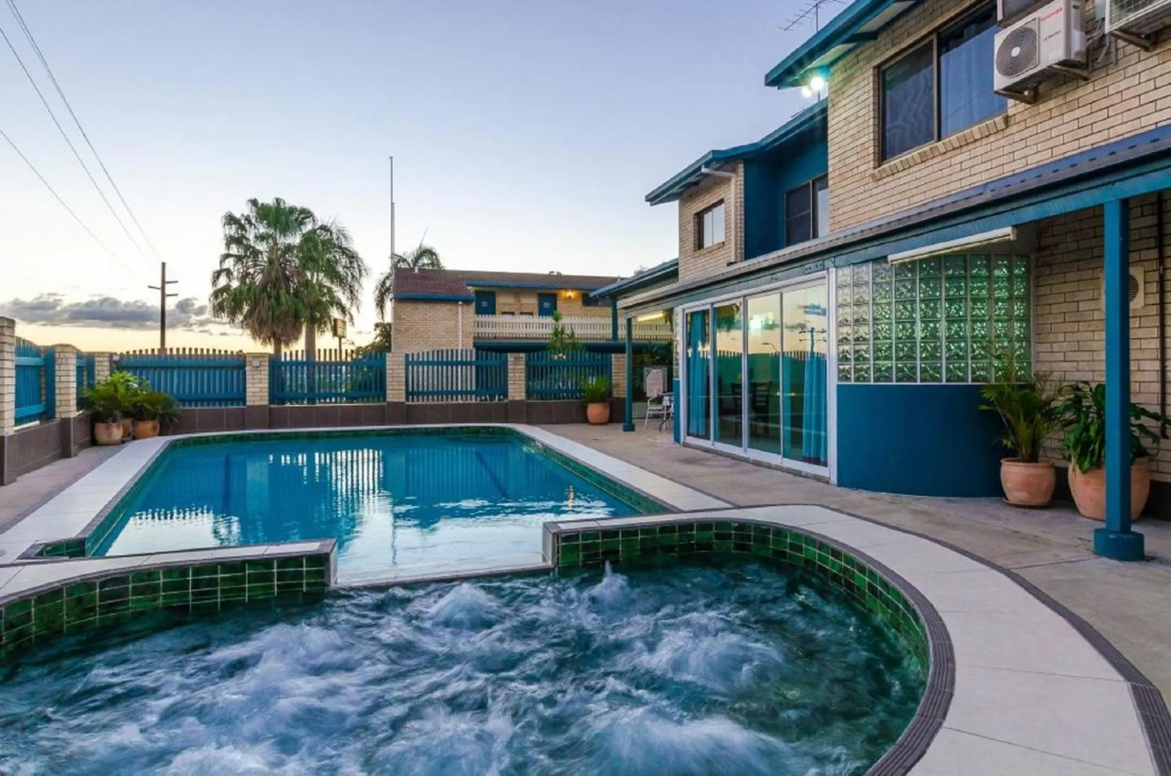 Swimming pool in Gladstone Palms Motor Inn