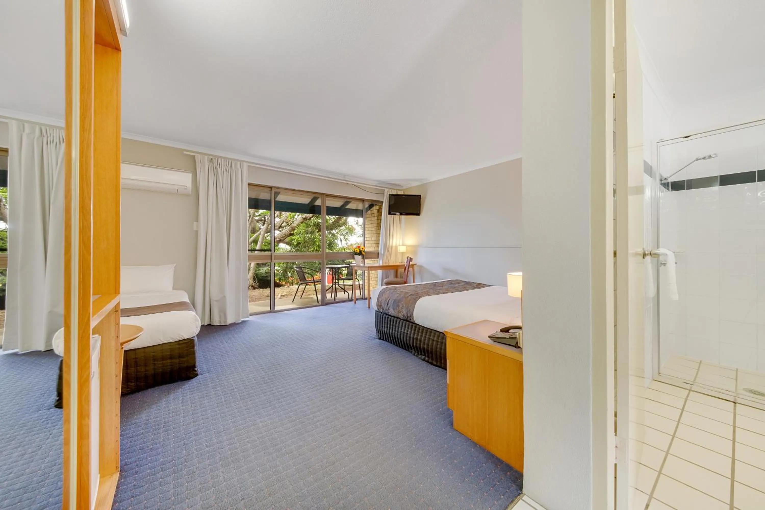 Photo of the whole room, Bed in Gladstone Palms Motor Inn