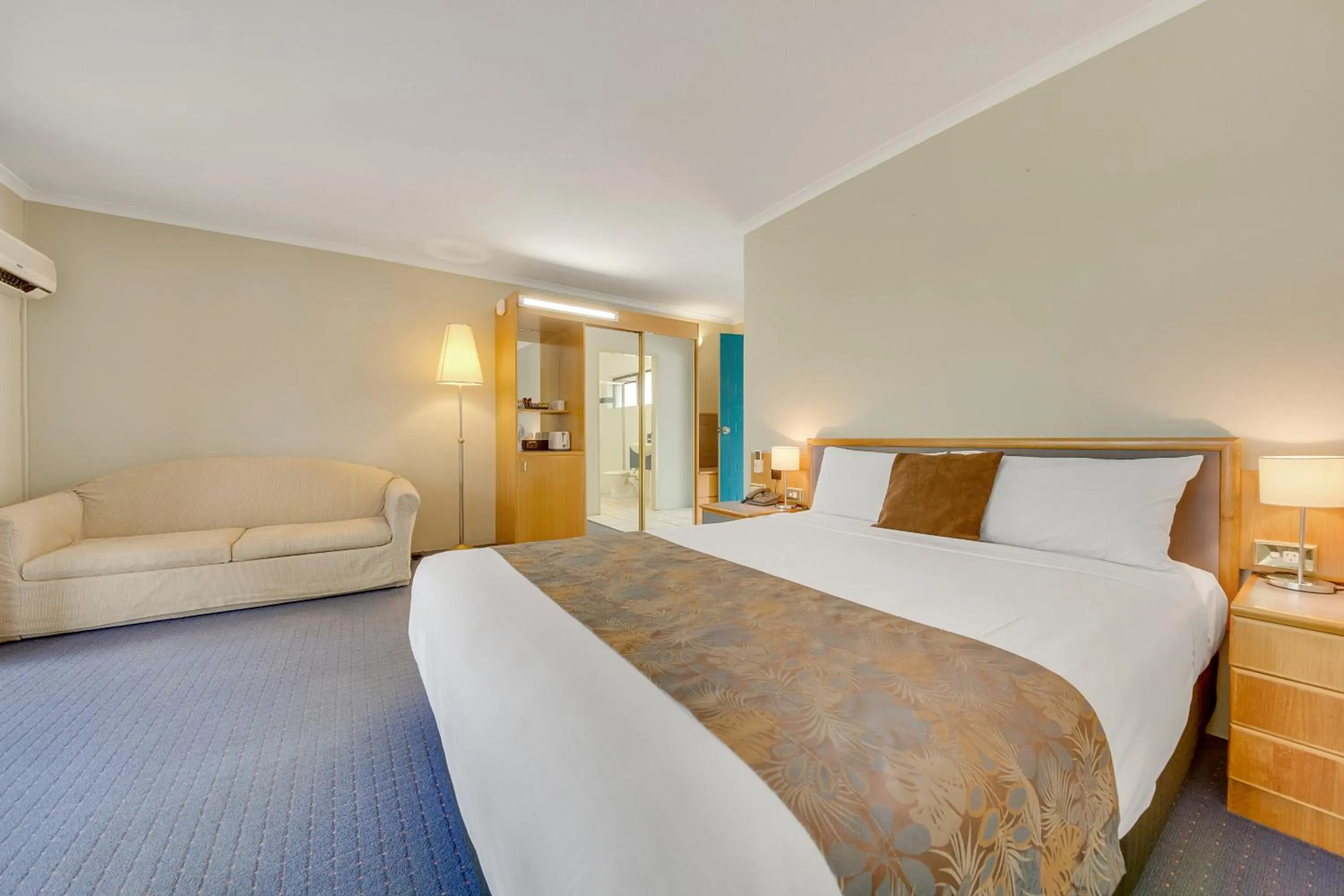 Bed in Gladstone Palms Motor Inn