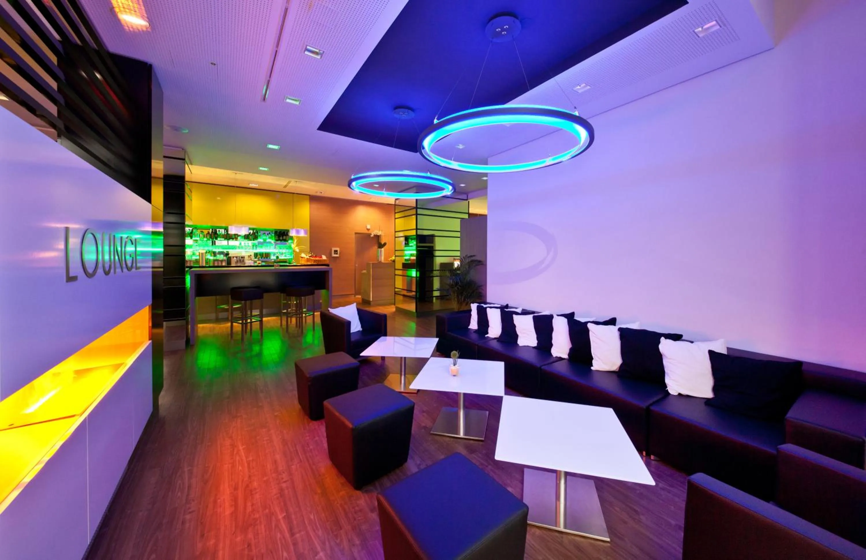 Lounge or bar in Garner Hotel Berlin - Charlottenburg, an IHG Hotel