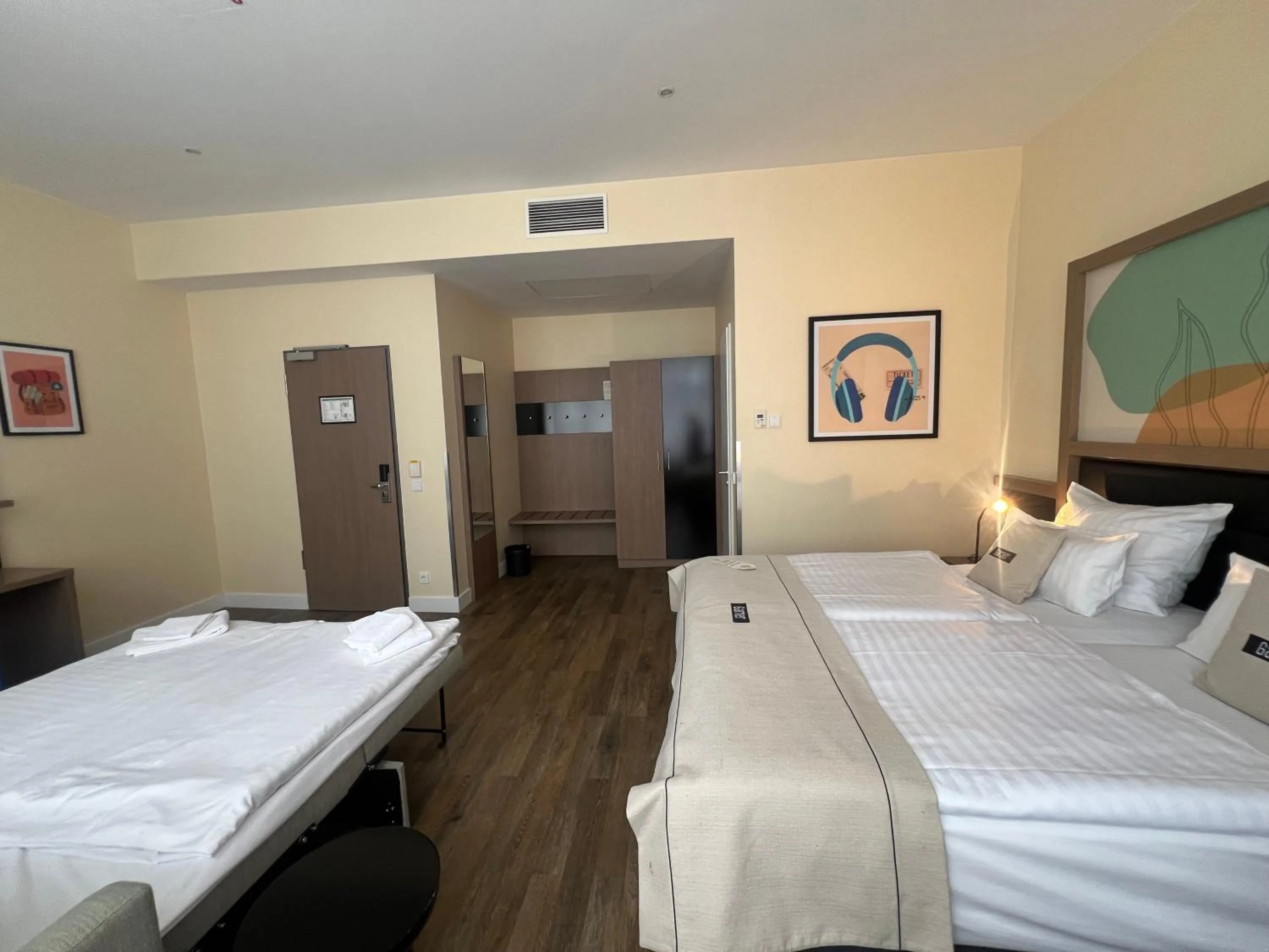 Photo of the whole room, Bed in Garner Hotel Berlin - Charlottenburg, an IHG Hotel