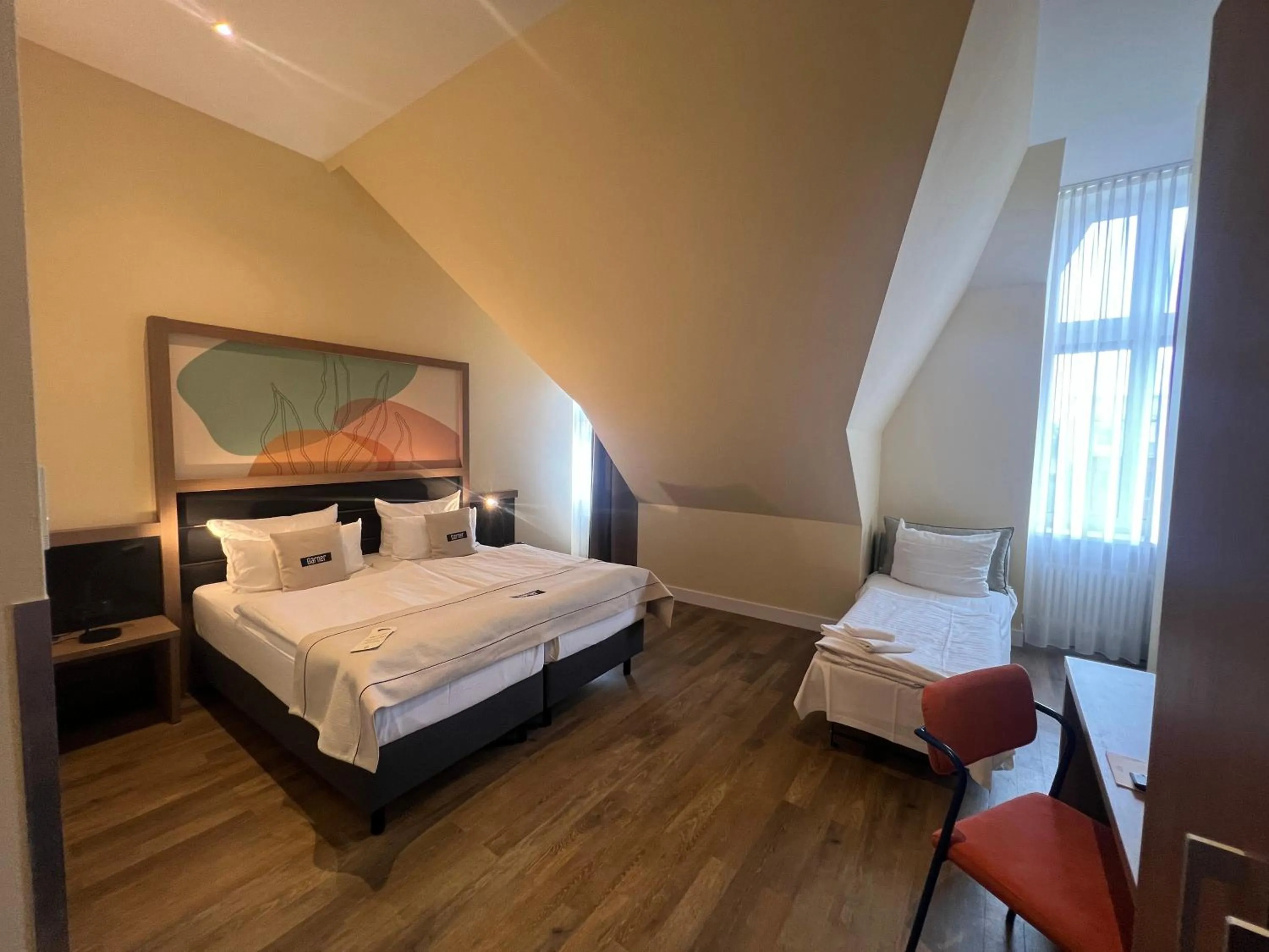 Photo of the whole room, Bed in Garner Hotel Berlin - Charlottenburg, an IHG Hotel