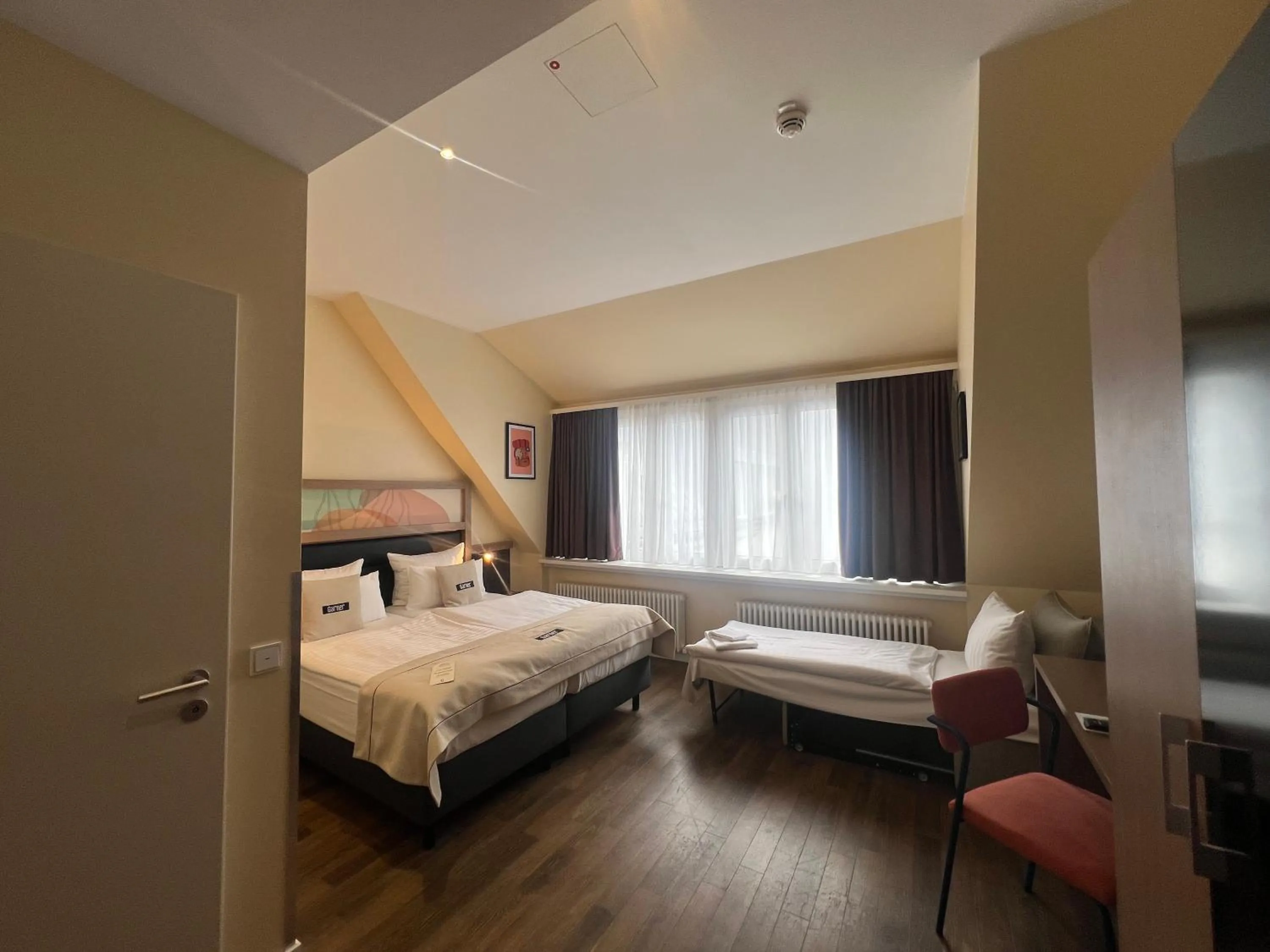 Photo of the whole room, Bed in Garner Hotel Berlin - Charlottenburg, an IHG Hotel