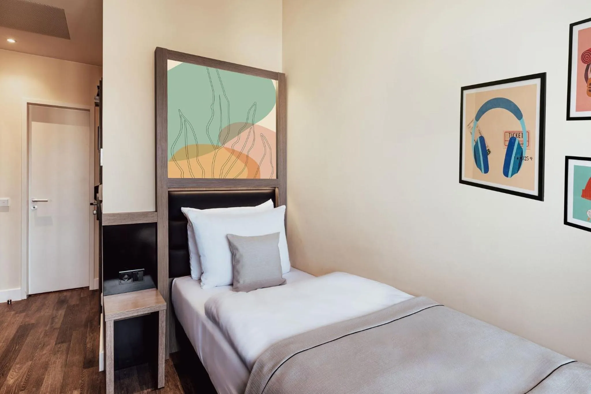 Photo of the whole room, Bed in Garner Hotel Berlin - Charlottenburg, an IHG Hotel