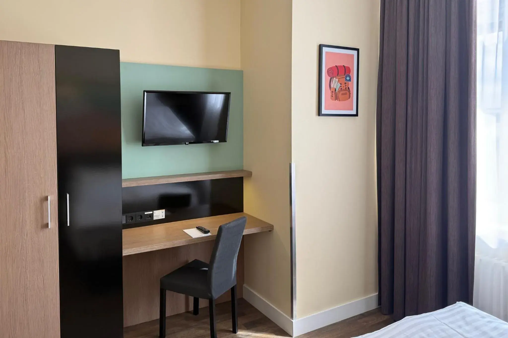 Premium Twin Room with Sofa Bed in Garner Hotel Berlin - Charlottenburg, an IHG Hotel Premium Twin Room with Sofa Bed in Garner Hotel Berlin - Charlottenburg, an IHG Hotel