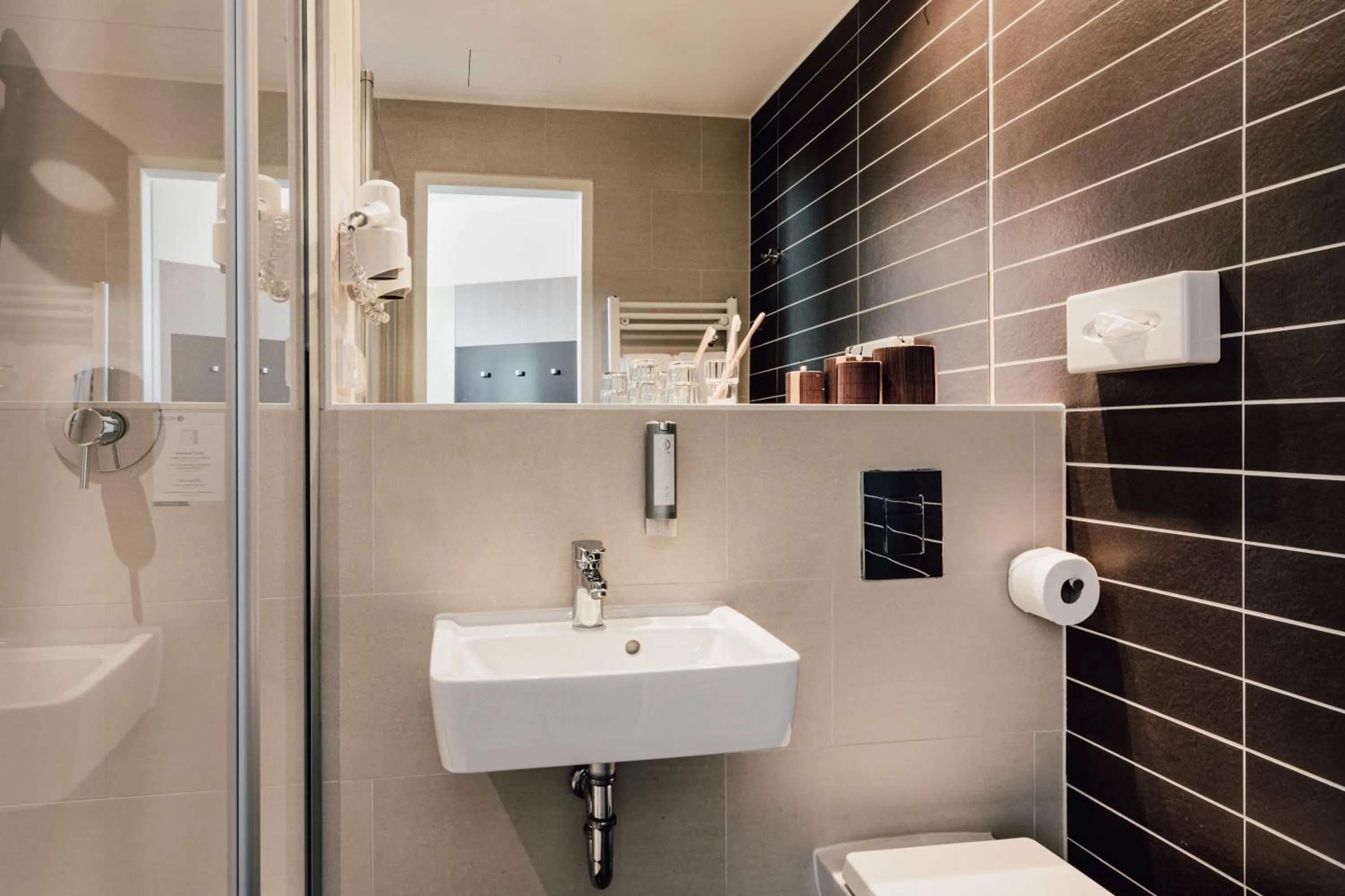 Standard Queen Room in Garner Hotel Berlin - Charlottenburg, an IHG Hotel