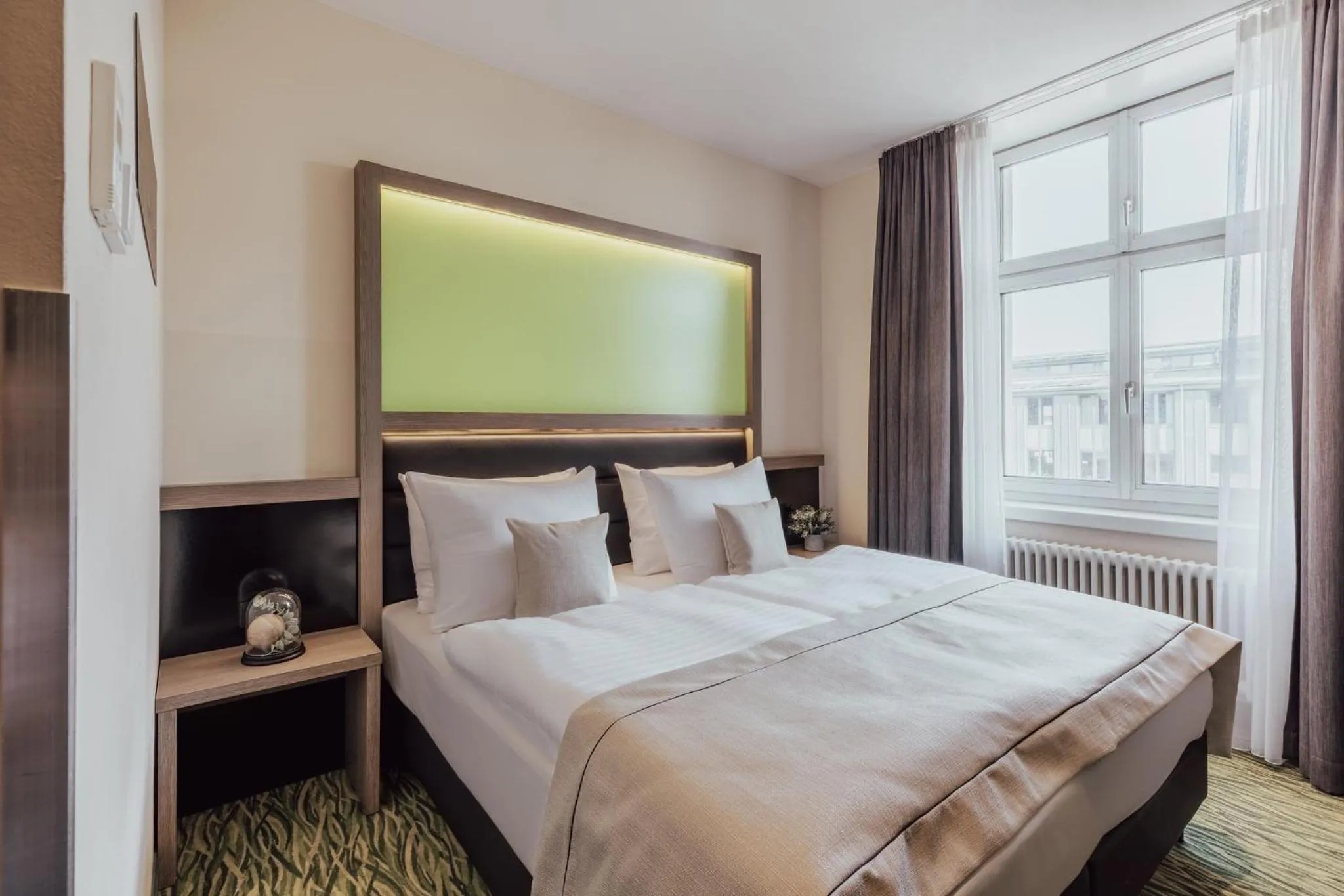 Photo of the whole room, Bed in Garner Hotel Berlin - Charlottenburg, an IHG Hotel