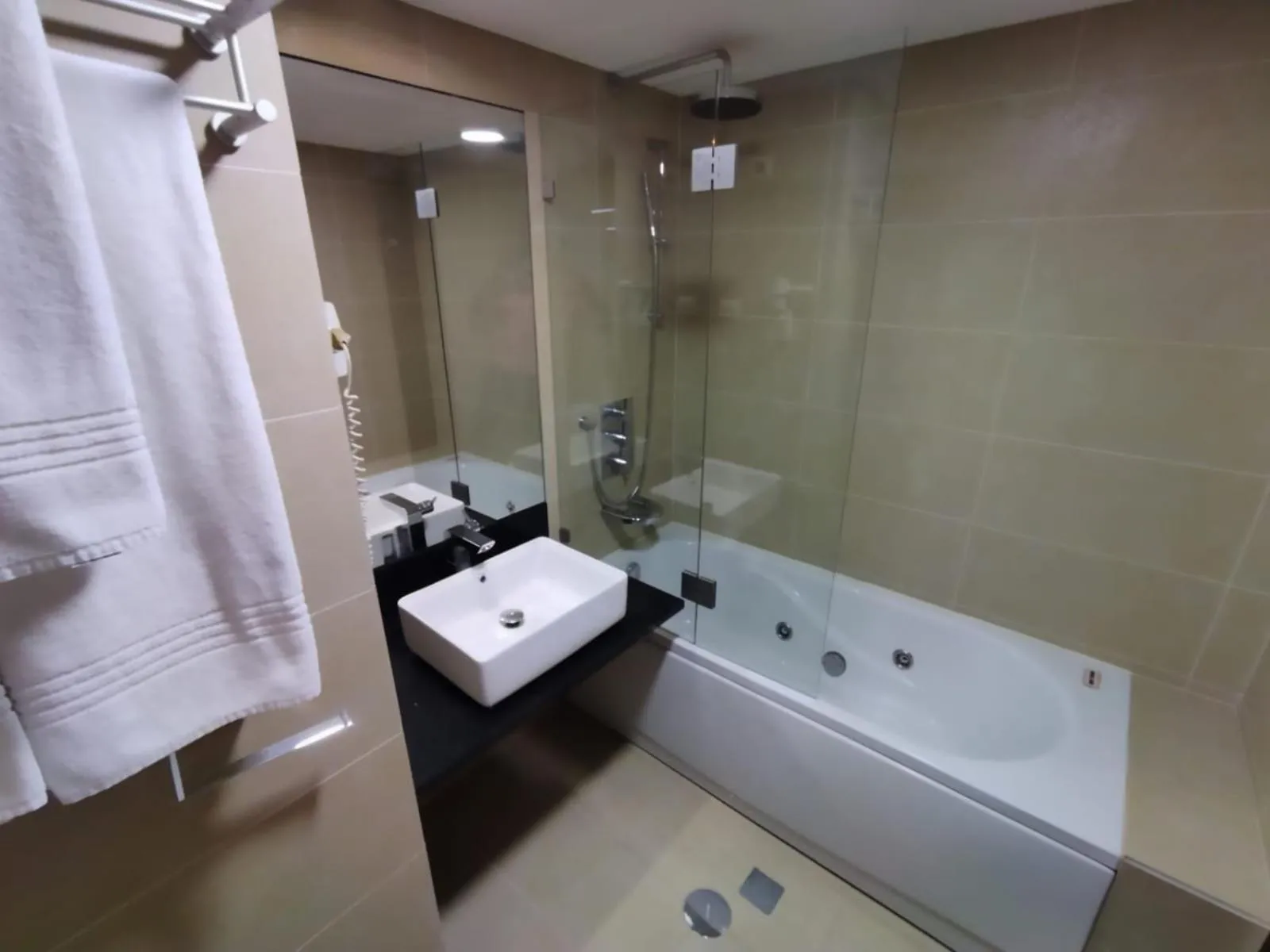 Hot Tub in Skyna Hotel Luanda